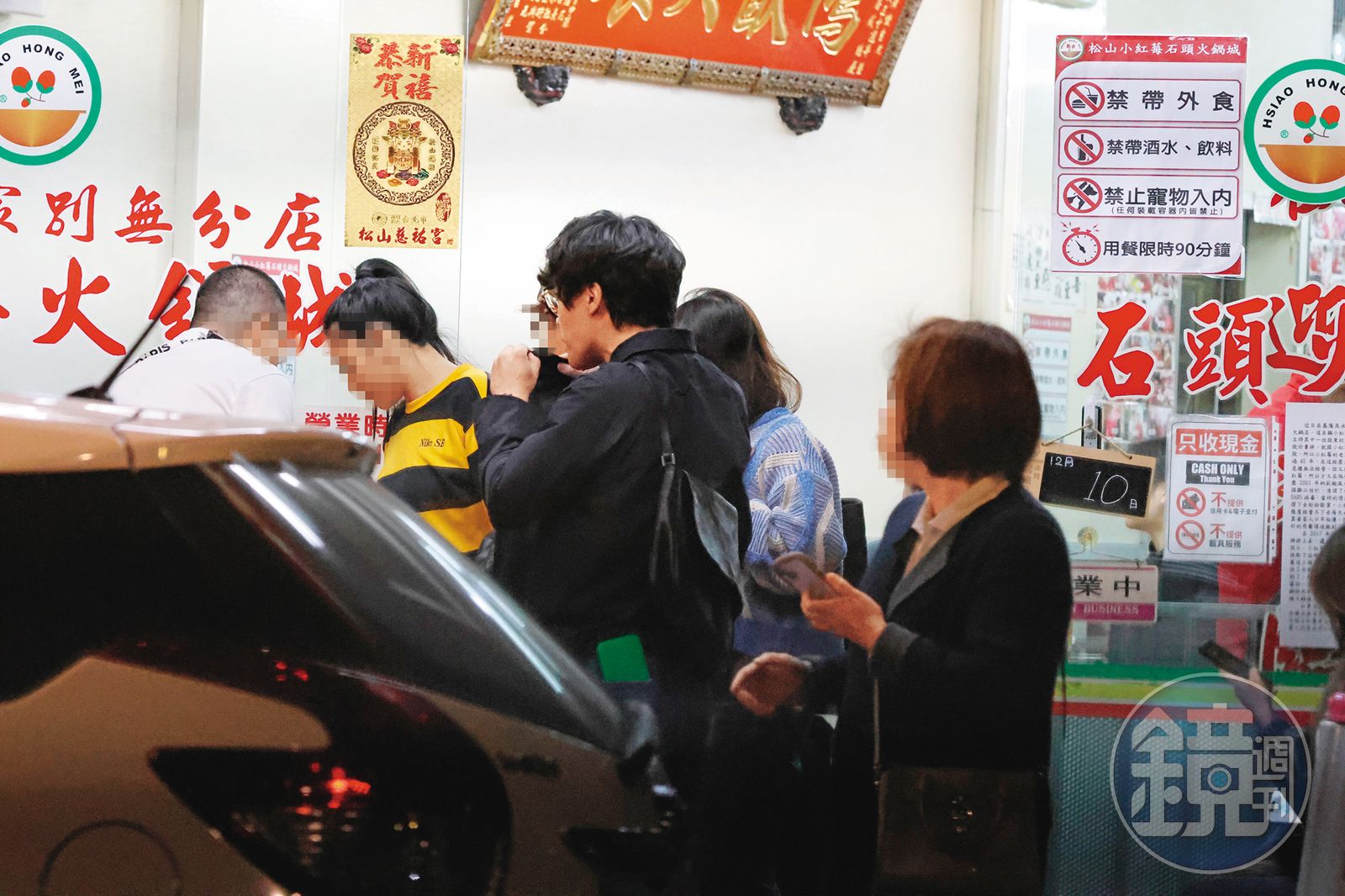 火鍋店用餐時間僅90分鐘,外面還有客人在等位子,盧廣仲一行人吃完就火速撤離。