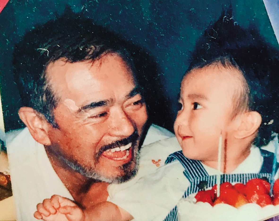 1岁时的新田真剑佑和父亲千叶真一一起过生日的天伦画面。（翻摄自新田真剑佑IG）