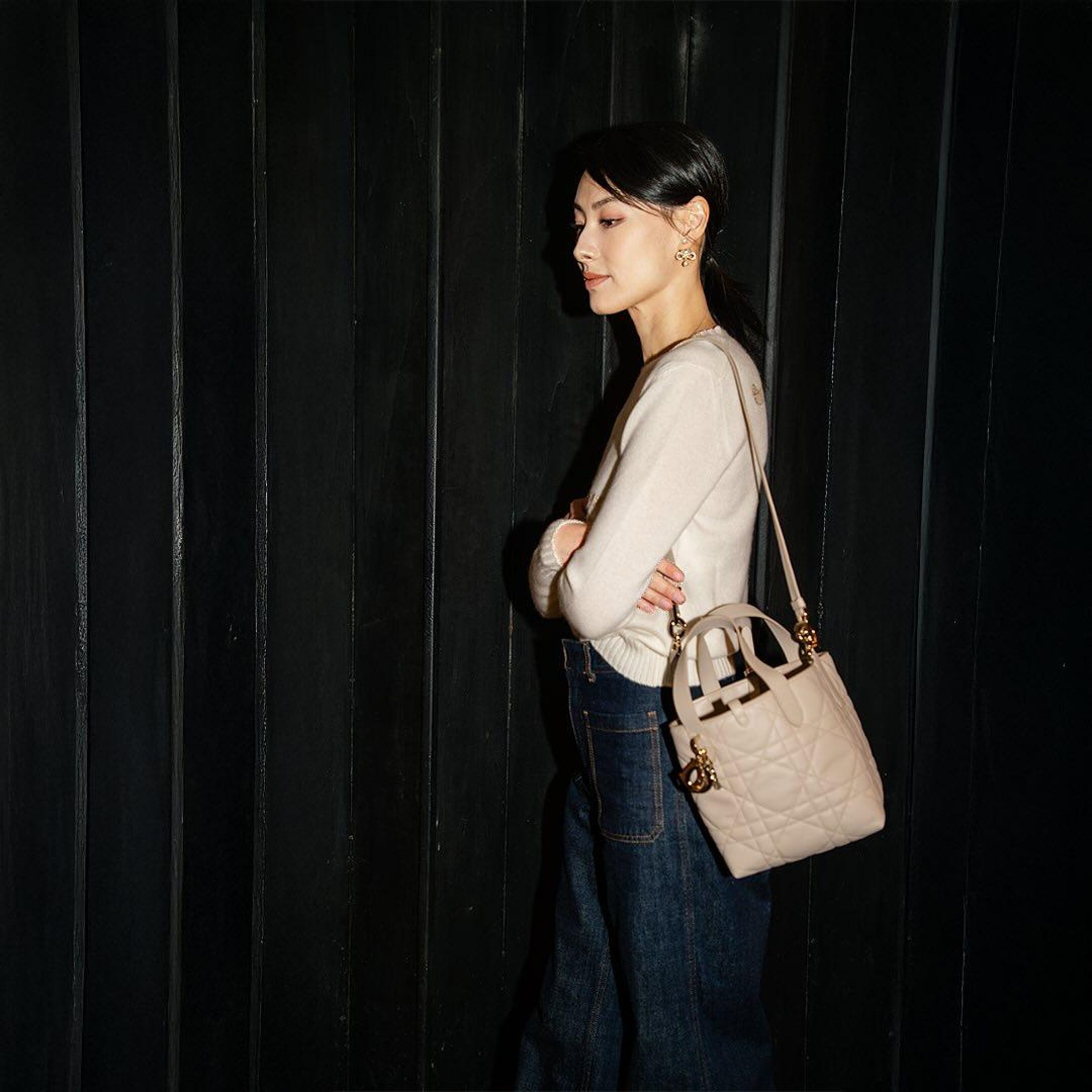 香港女星梁洛施以粉米色的DIOR Toujours展現優雅。(迪奧提供)