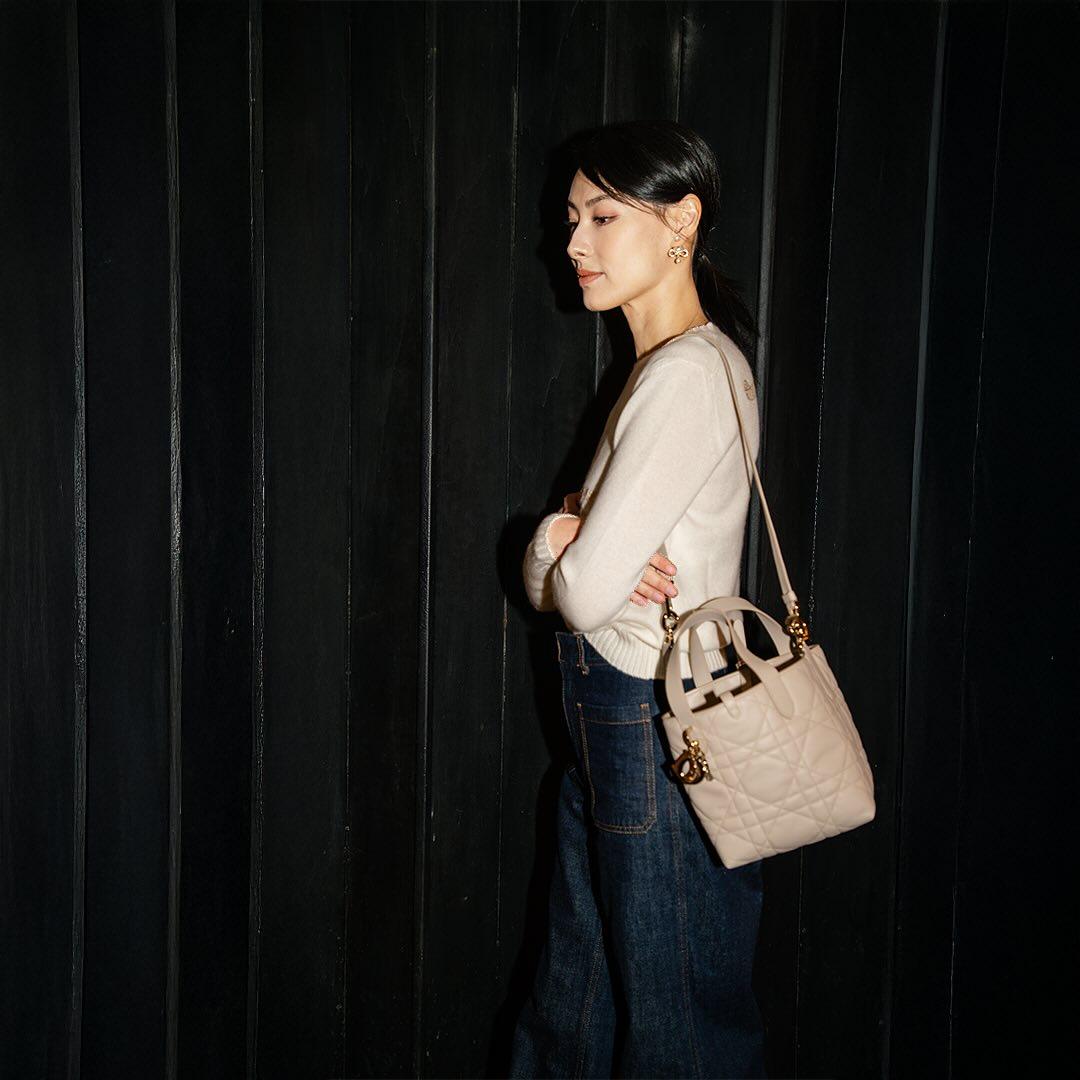 香港女星梁洛施以粉米色的DIOR Toujours展現優雅。（迪奧提供）