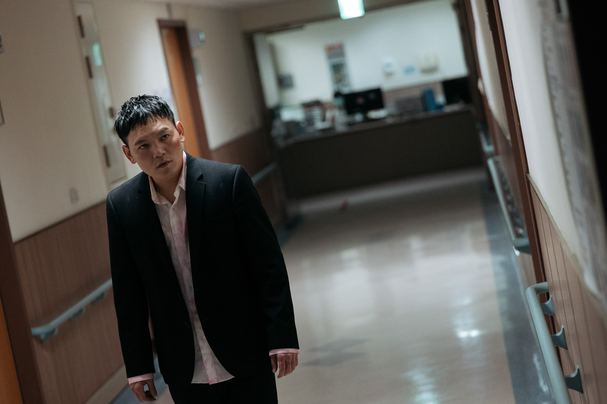 片中春風的老父已病重，竟被地下賭局組織「老人互助會」標價一億元成為賭注。（英傑哆影業提供）