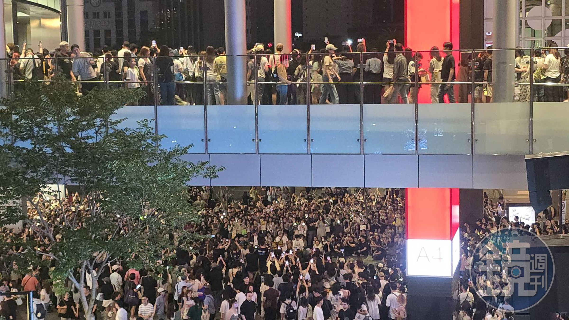 FTISLAND突襲現身台北信義區舉辦快閃活動,吸引上千名粉絲到場,現場氣氛熱烈。