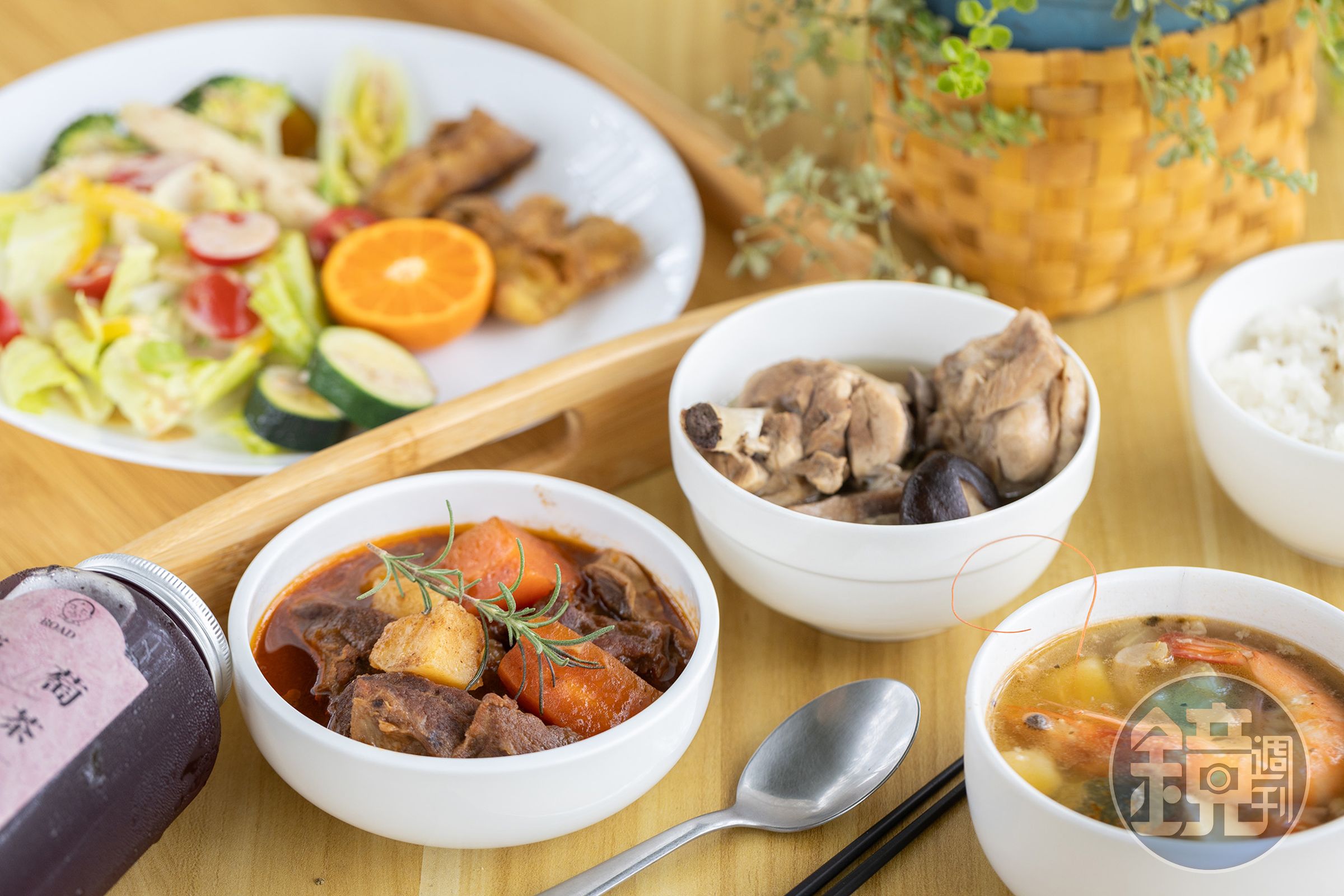 酒莊提供的午餐有「紅酒燉牛肉」與「香菇雞湯」，搭配季節時蔬沙拉與湯品，吃起來有媽媽的味道。