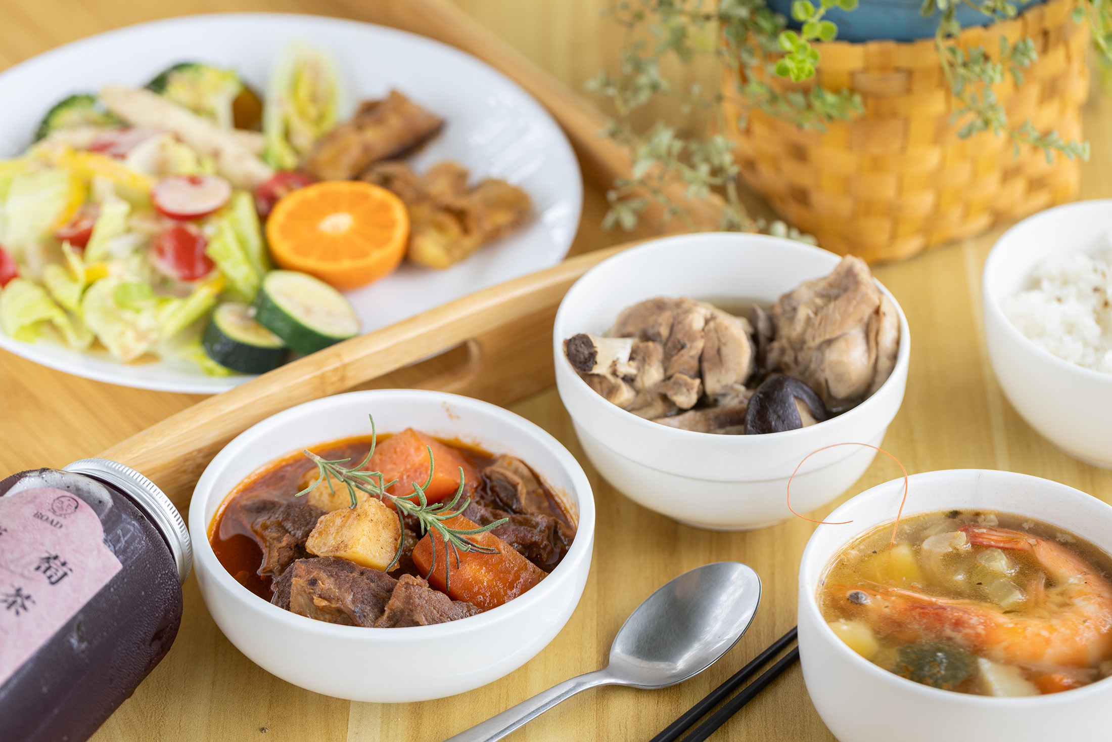 酒莊提供的午餐有「紅酒燉牛肉」與「香菇雞湯」，搭配季節時蔬沙拉與湯品，吃起來有媽媽的味道。