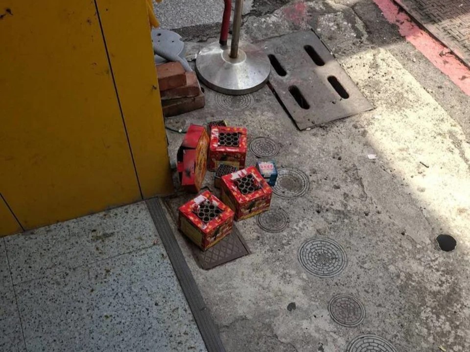 開出頭獎！高雄彩券行放鞭炮慶祝　下一秒2樓陽台燒起來