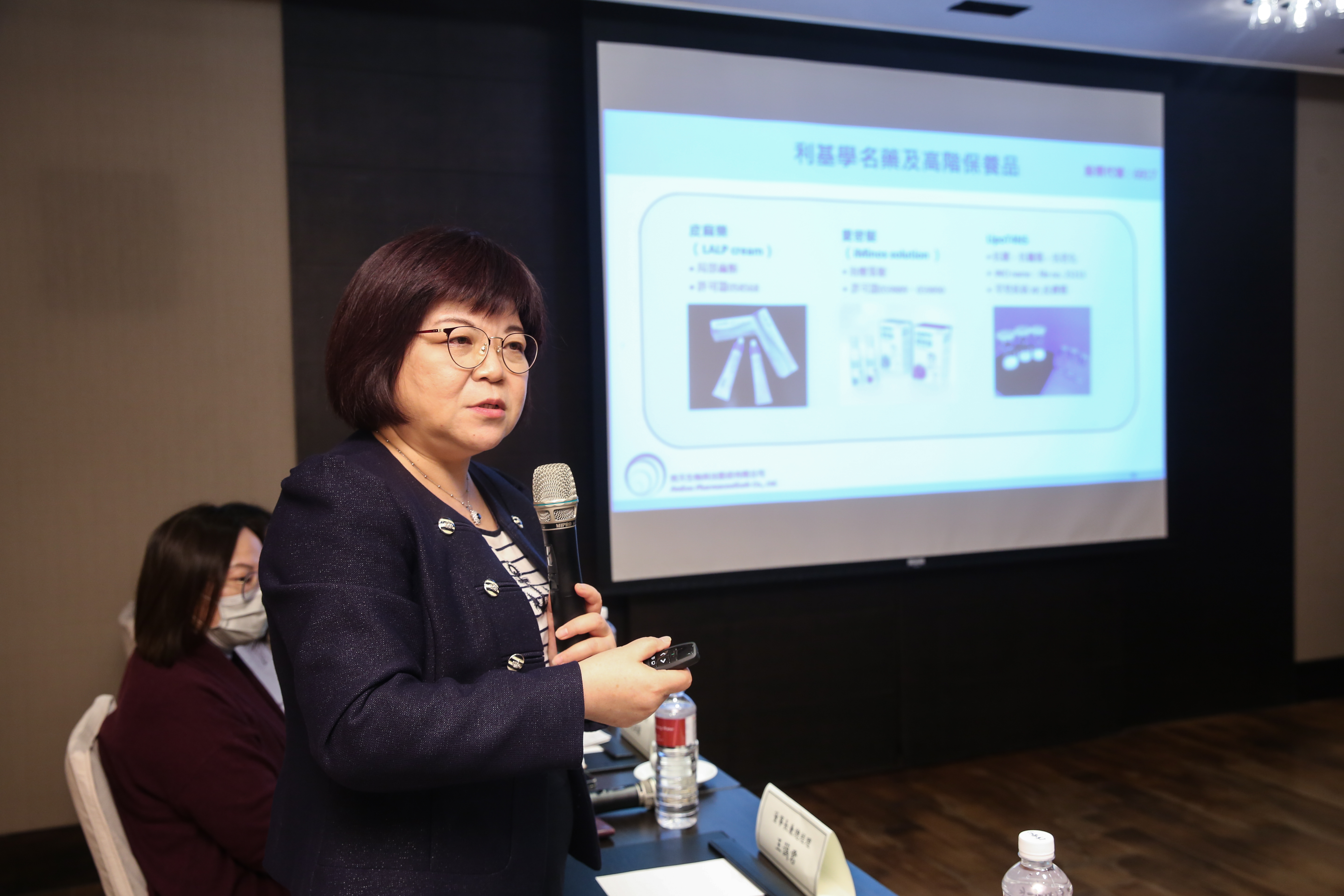 竟天生物科技子公司Andros Pharmaceuticals Pty Ltd，正式展開治療膝蓋骨關節炎引起局部疼痛新藥APC201的二期臨床試驗，並收治第一位病患；圖為王藹君董事長。