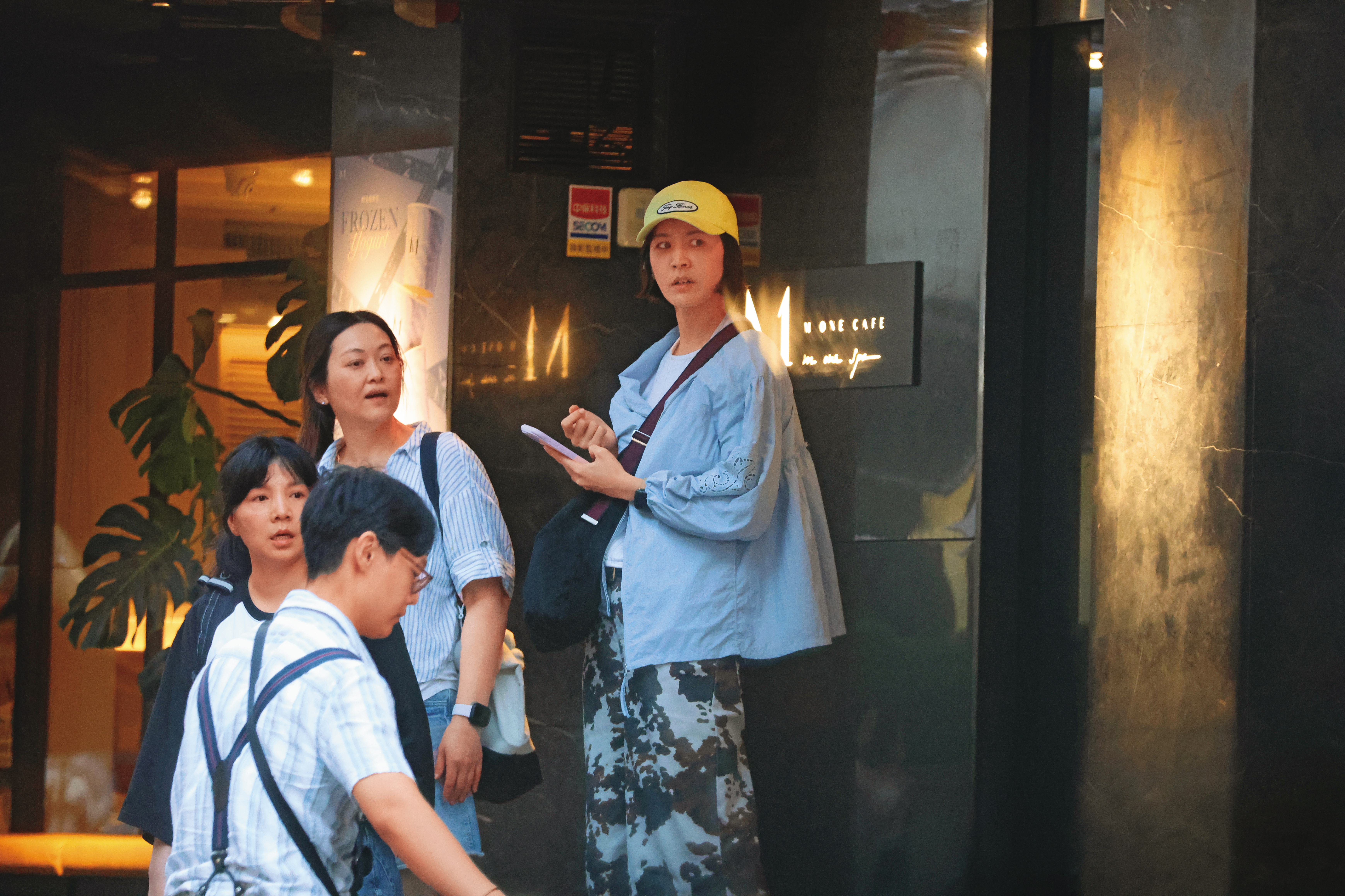 7/8，18：30，曾沛慈（右）與2位友人喝咖啡4小時後，3人才一起離開餐廳。