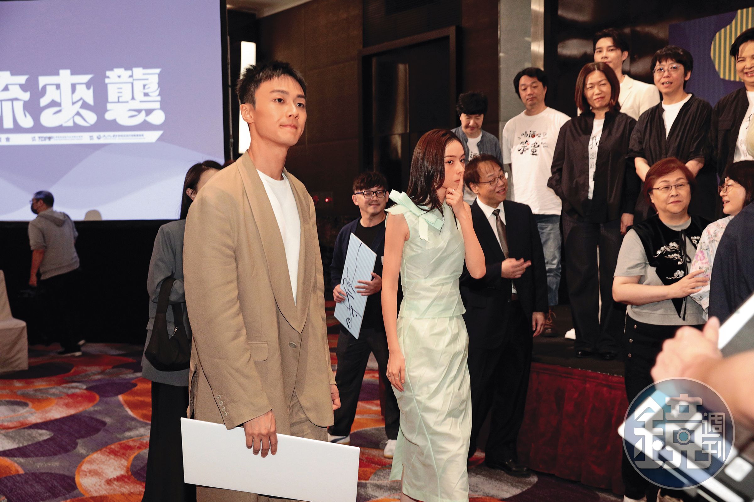 施柏宇（左）和新銳演員林奕嵐（右）出席「台流來襲」記者會，宣布演出台、韓合製的跨國影集。