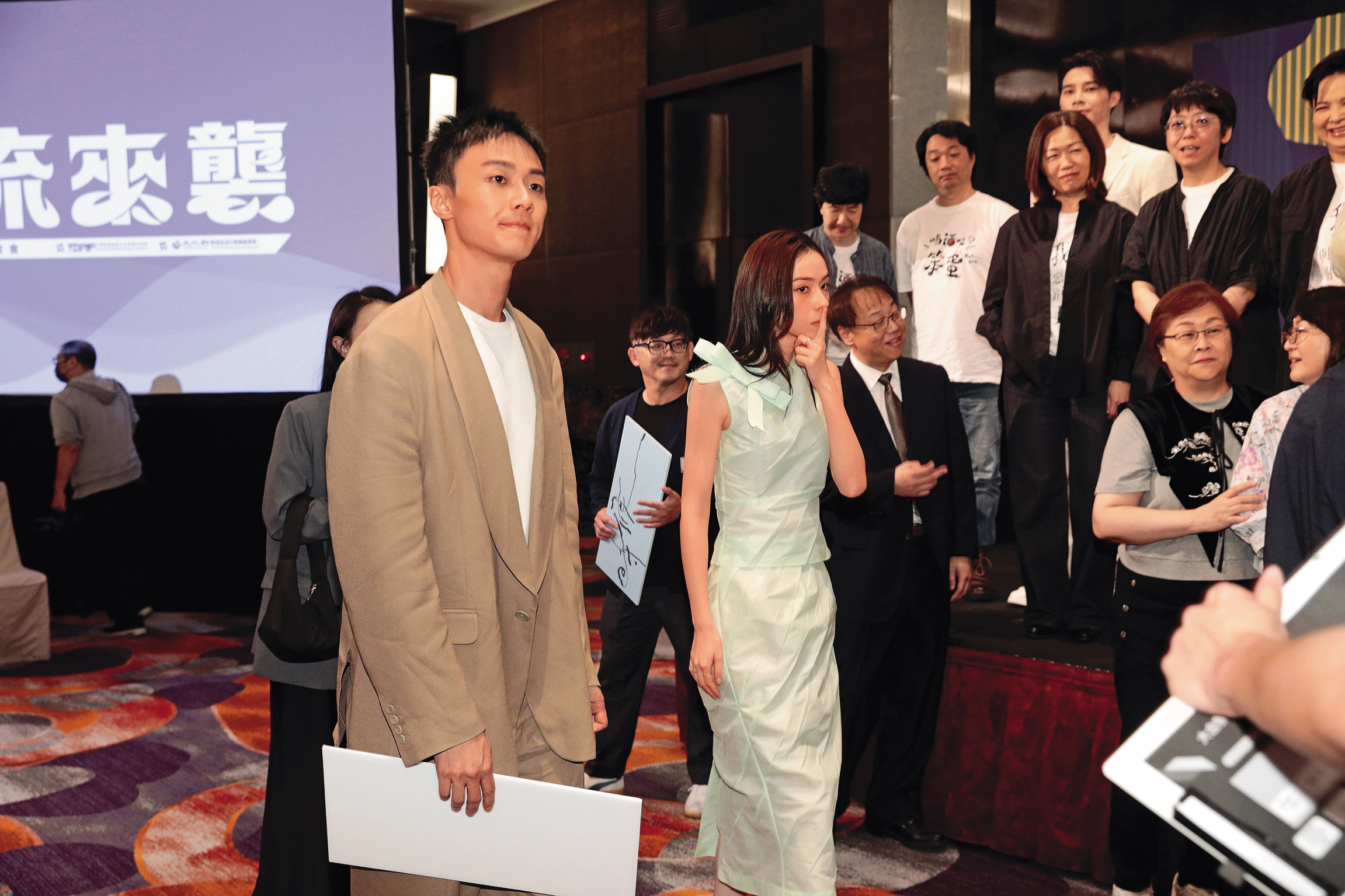 施柏宇（左）和新銳演員林奕嵐（右）出席「台流來襲」記者會，宣布演出台、韓合製的跨國影集。