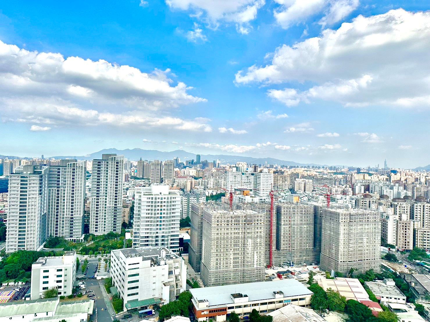 永慶房產集團指出,除台北市外,其餘六大都會區2025年第二季預售屋和成屋的價差持續擴大。(房市示意圖)