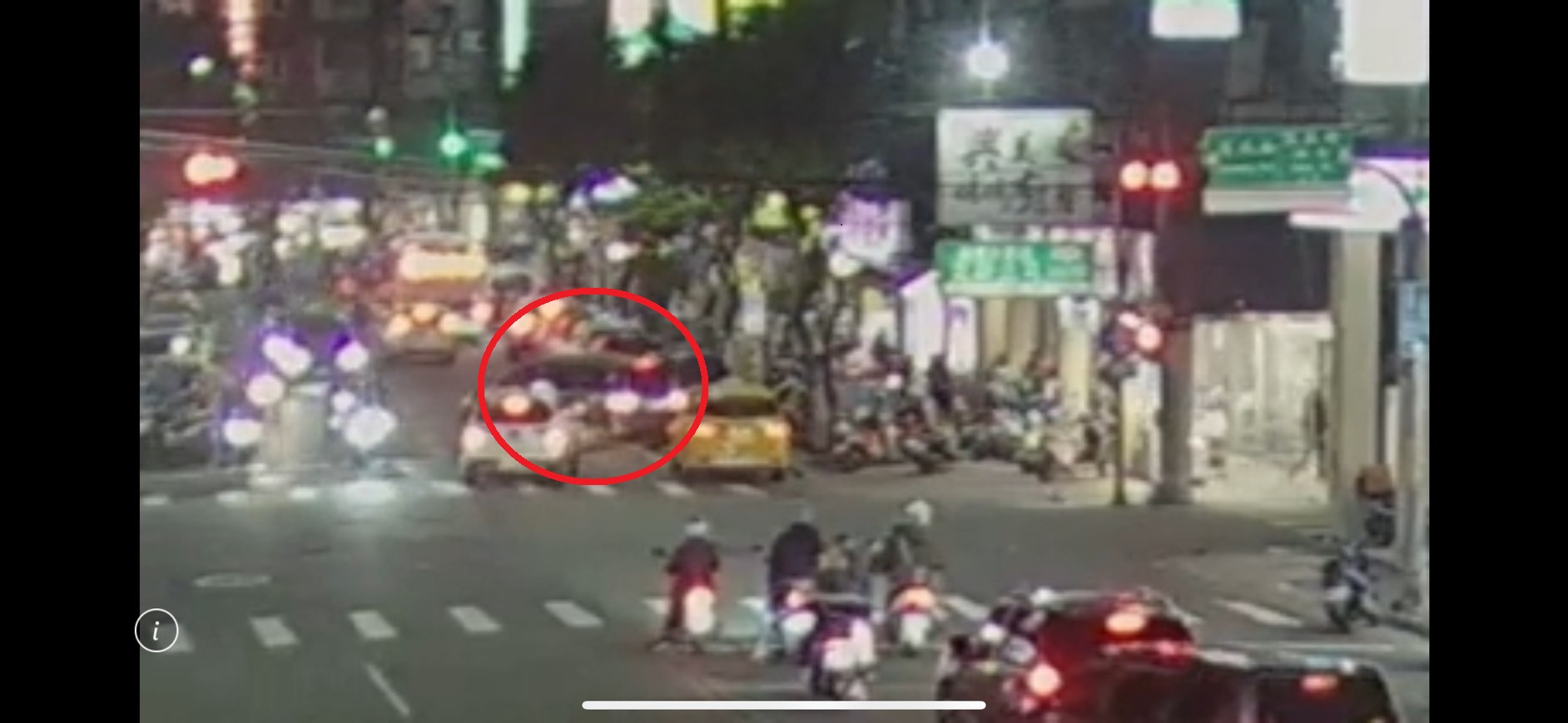 謝男（紅圈）當時駕車欲停進路邊停車格，卻因後方計程車違停導致停車困難。（翻攝畫面）