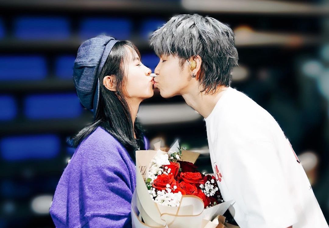 鼓鼓（右）向大元（左）求婚成功。（翻攝大元IG）