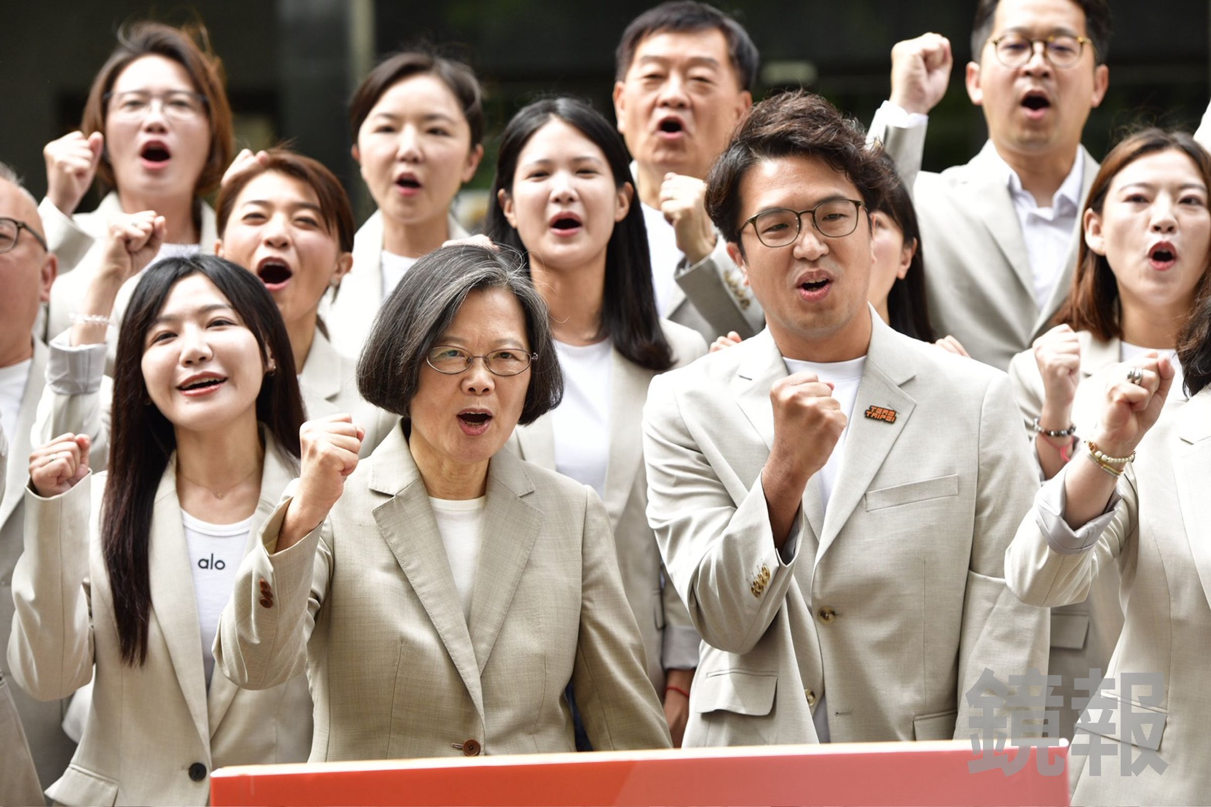 蔡英文陪同沈伯洋登記參選,喊話大家成為「洋流」推著台北船往前行。(鏡報李智為)