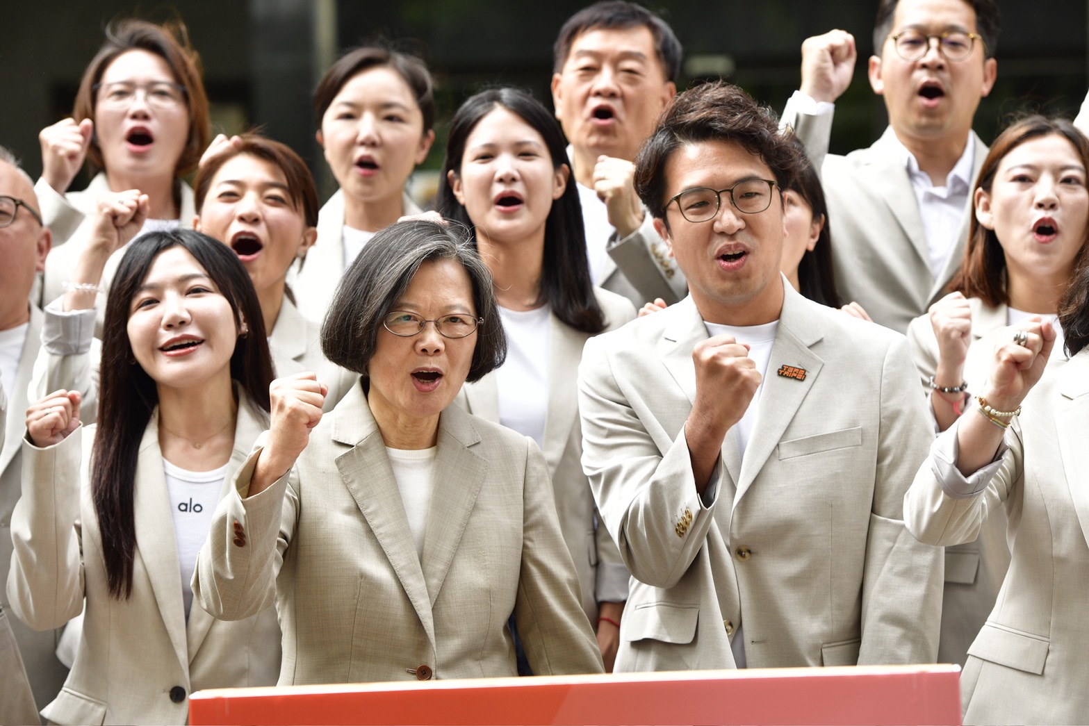 蔡英文陪同沈伯洋登記參選，喊話大家成為「洋流」推著台北船往前行。（鏡報李智為）