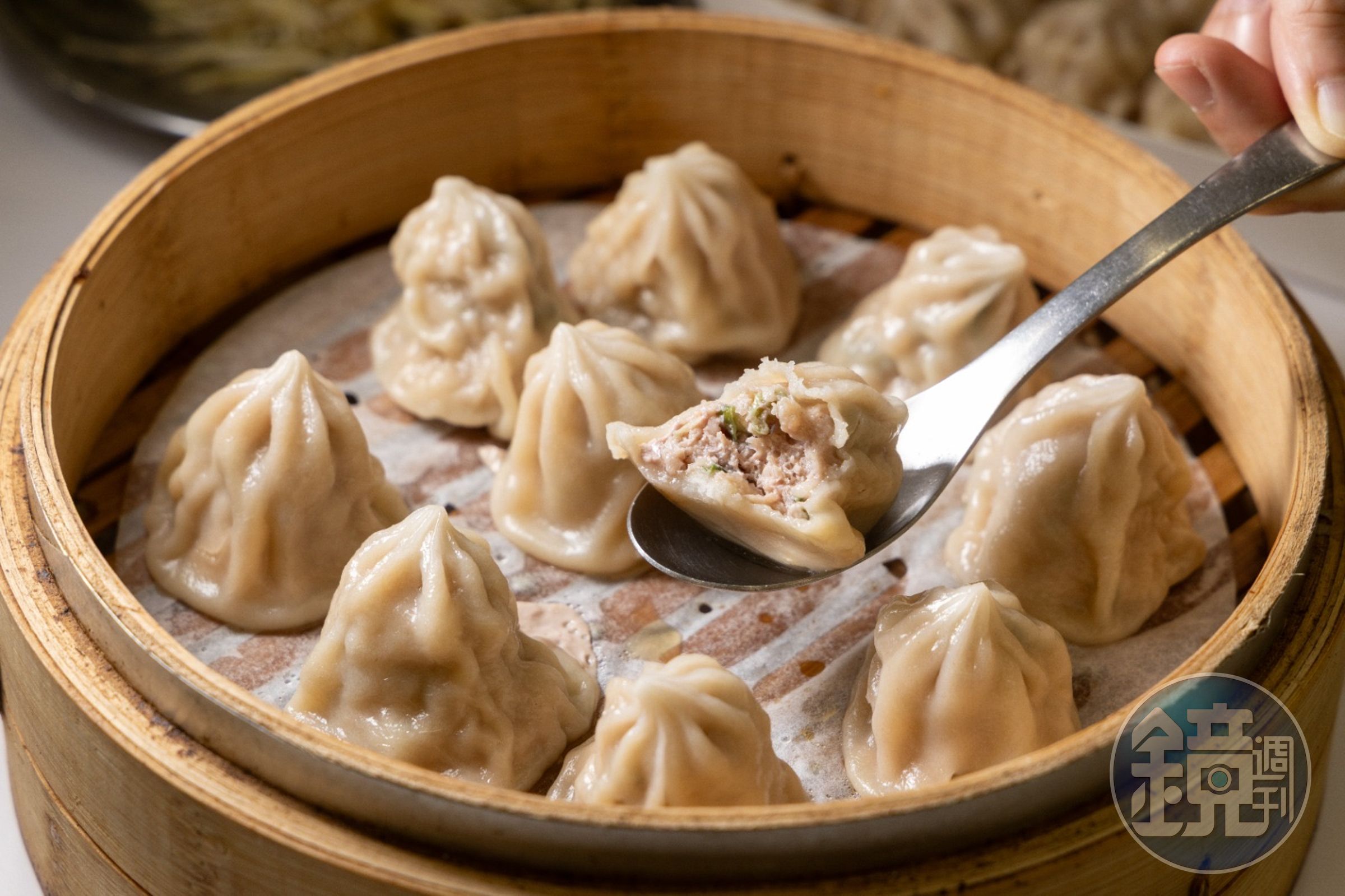 「永新豆漿」的小籠湯包皮薄透光,沉甸飽滿。一口咬下,鮮美的湯汁在嘴裡爆開。(鄭祺耀攝)