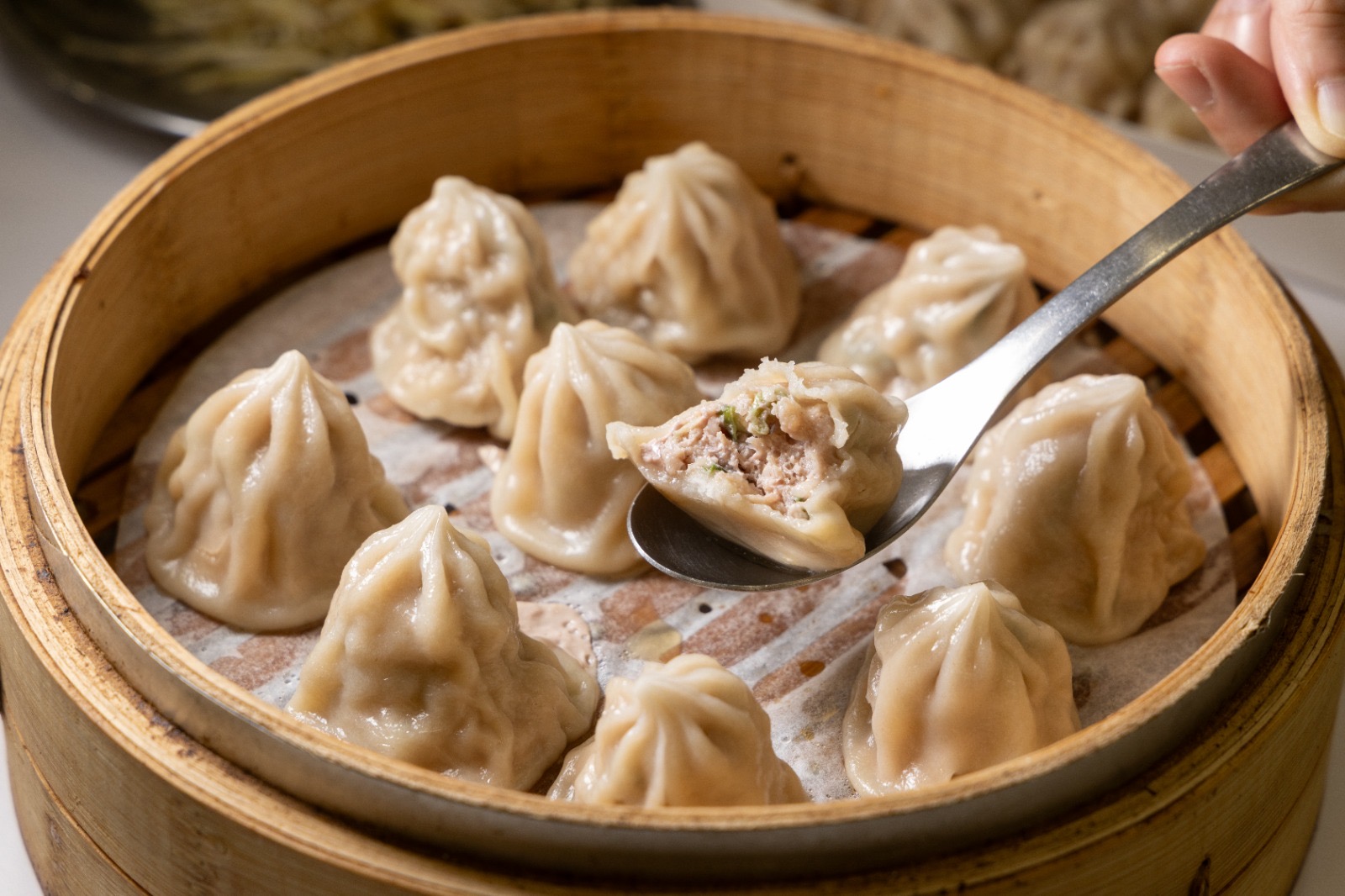 「永新豆漿」的小籠湯包皮薄透光，沉甸飽滿。一口咬下，鮮美的湯汁在嘴裡爆開。（鄭祺耀攝）
