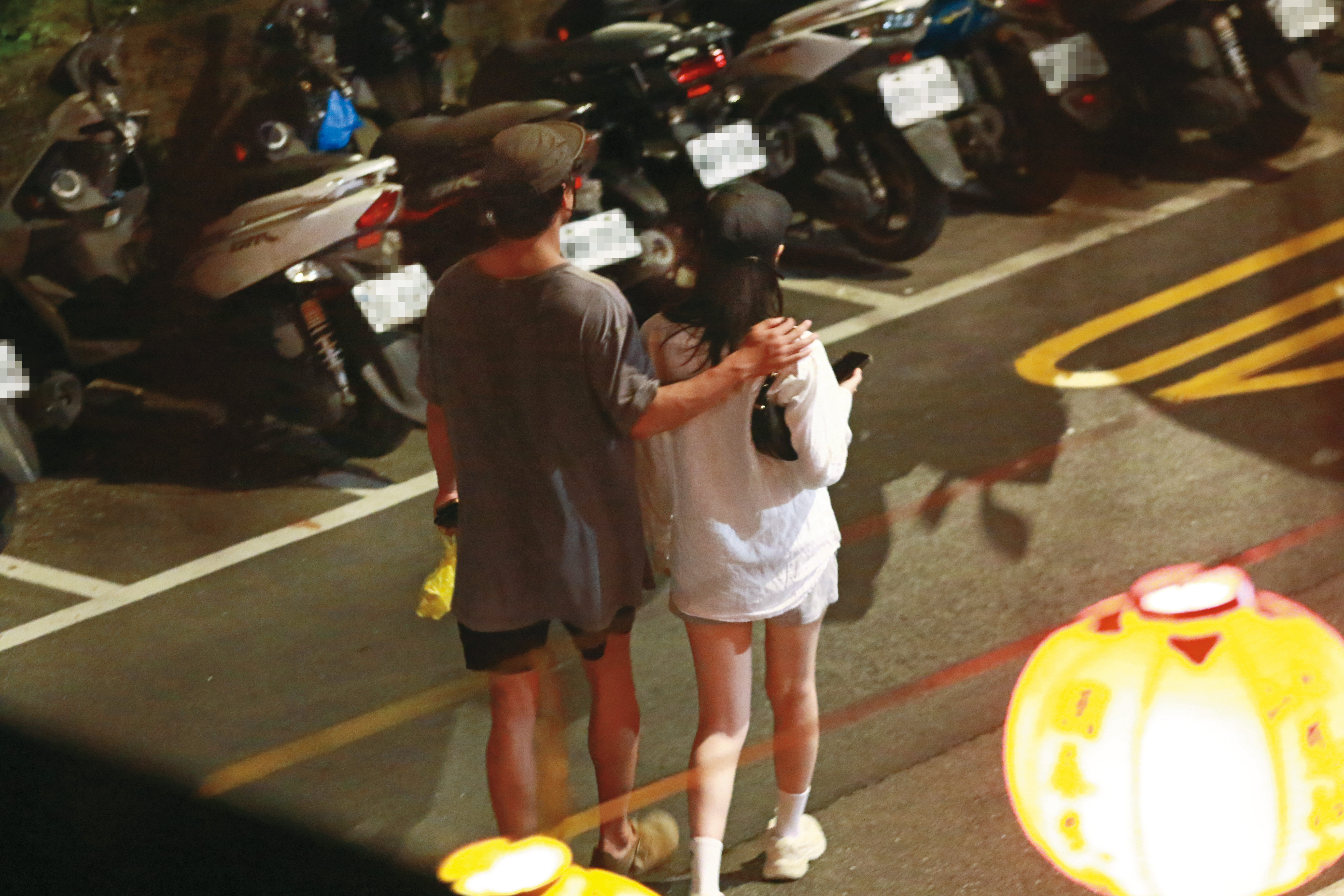 3月28日23：26，離開河濱公園後，朱軒洋（左）手搭在吳卓源（右）肩上，如同尋常情侶般互動。