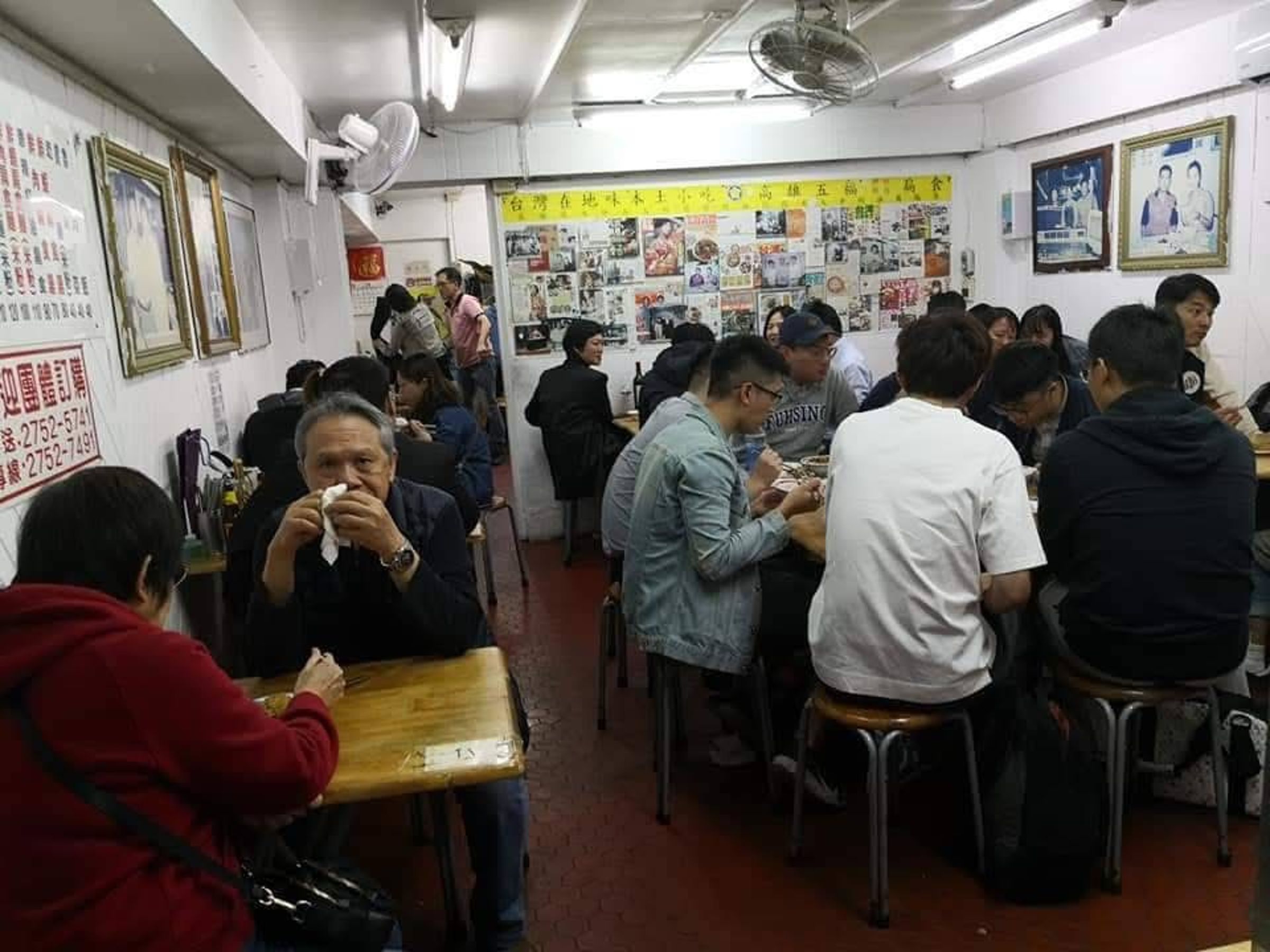 苦撐3年，林進泰聽從常來吃扁食的國泰集團蔡辰男建議在招牌冠上「高雄」兩字後，高雄五福扁食生意從此大好！（林進泰提供）