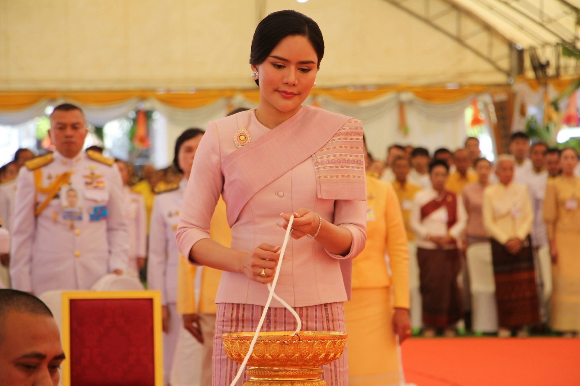 泰國國王又有新寵了！宮女成功上位，恐威脅王后、貴妃地位。（翻自X平台）