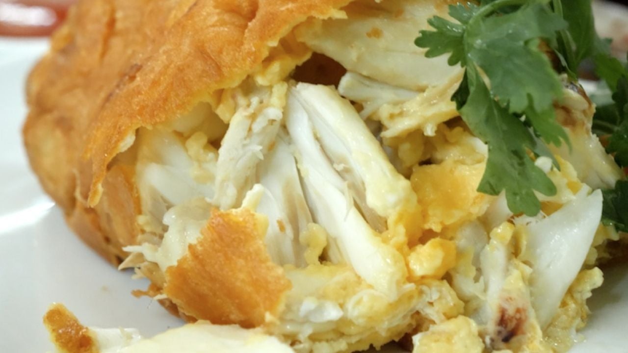 「痣姊熱炒」招牌蟹肉蛋捲要價1500泰銖，民眾用餐卻被收了4千泰銖。（翻攝自米其林推薦指南）