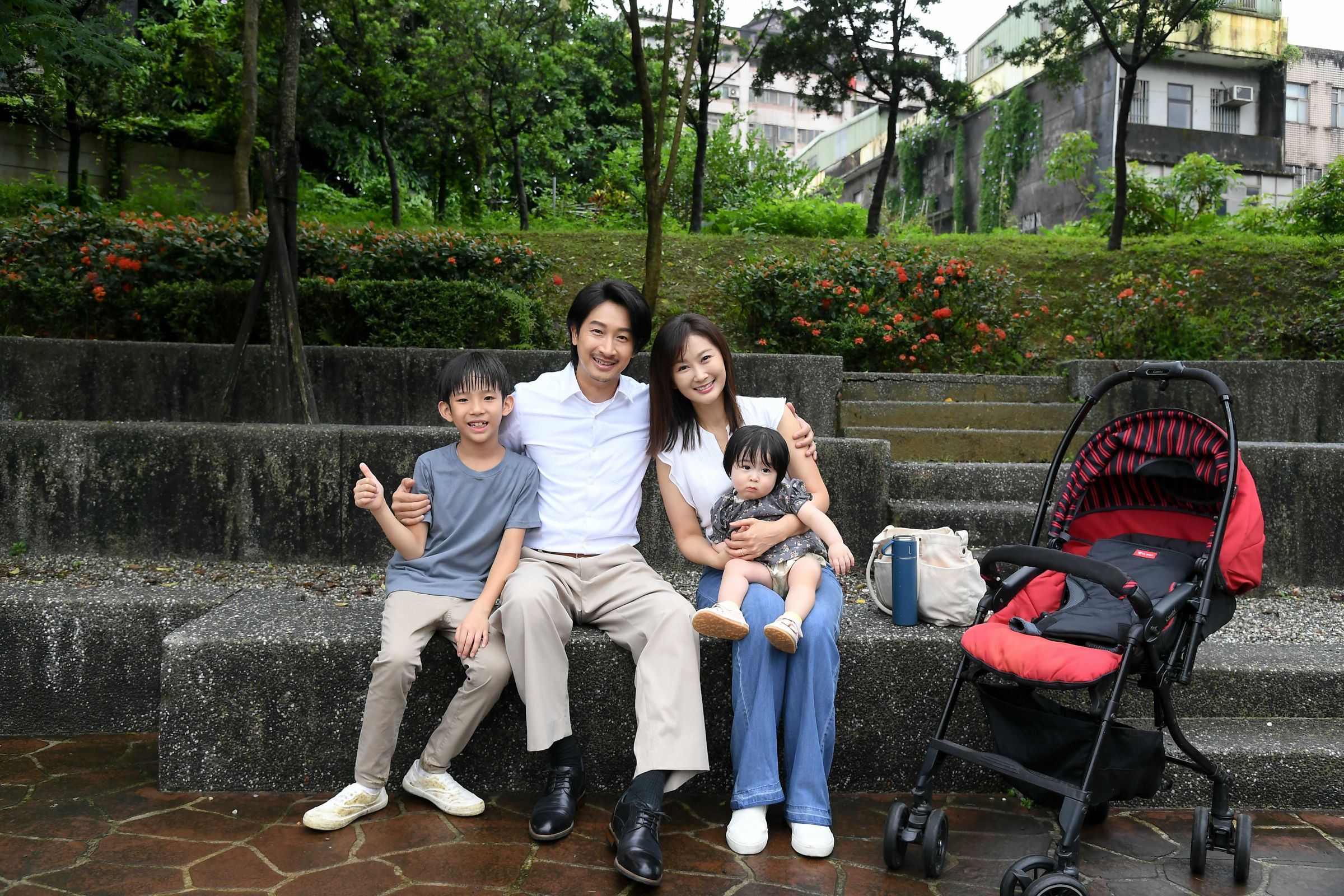 邱凱偉和陳珮麒在戲裡有一對可愛子女。三立