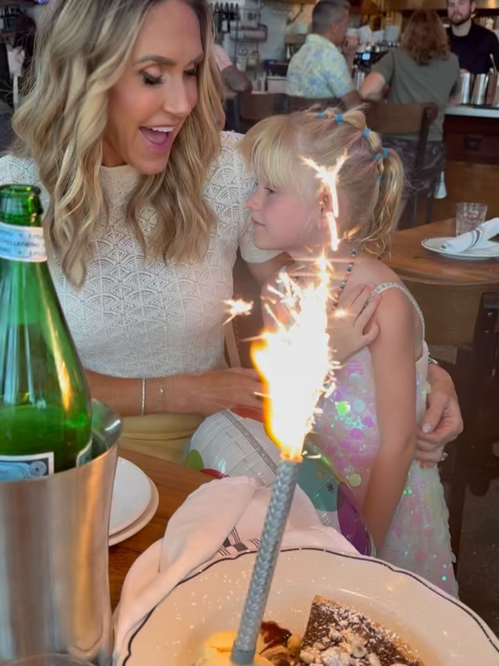 卡蘿琳娜過6歲生日，被媽媽抱在懷裡，準備吹蠟燭。（翻攝laraleatrump IG）