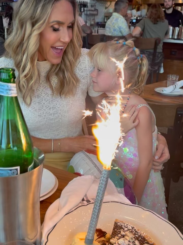 卡蘿琳娜過6歲生日,被媽媽抱在懷裡,準備吹蠟燭。(翻攝laraleatrump IG)