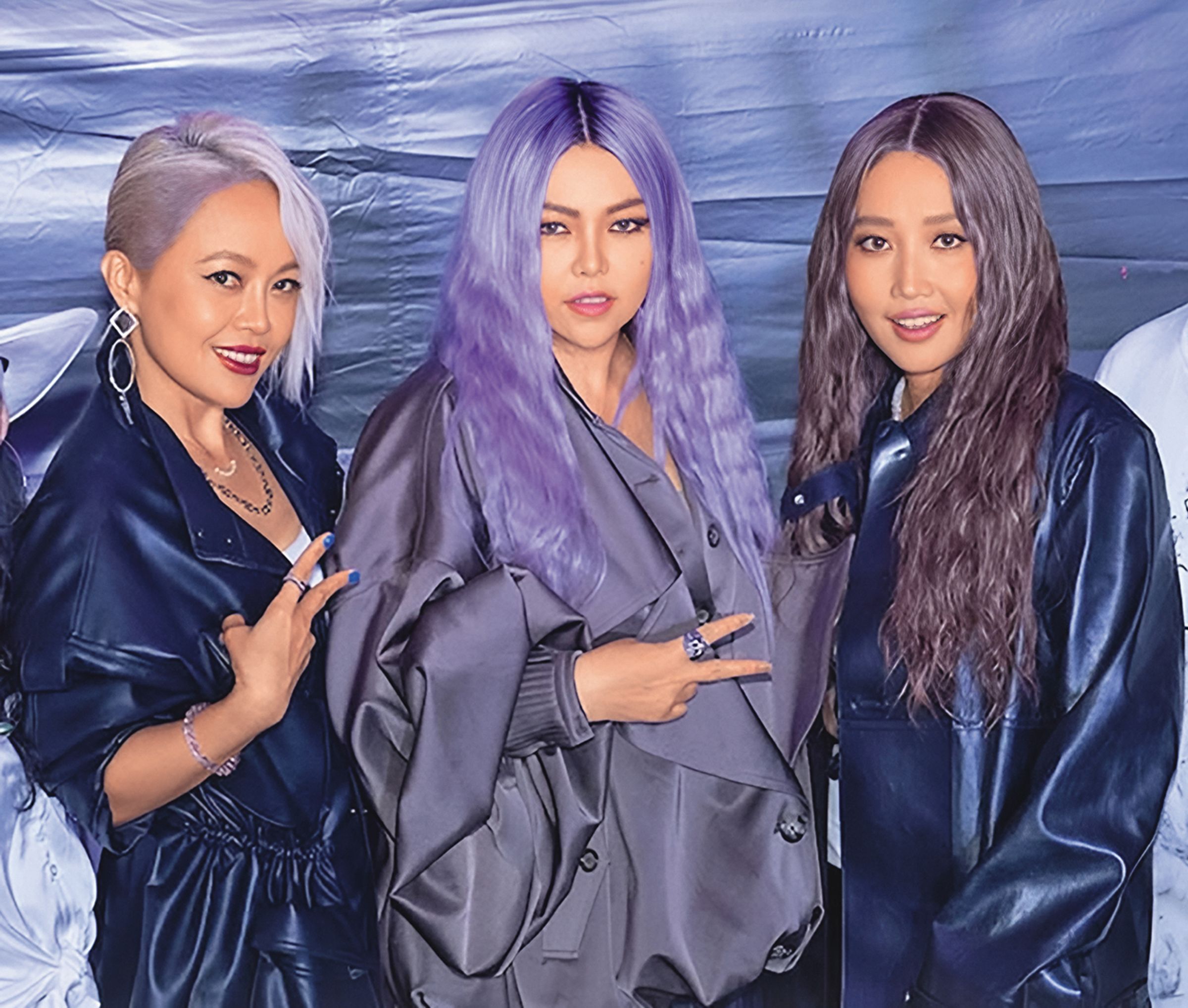 A-Lin（右起）、阿妹、戴愛玲在後台合照，堪稱紅遍全球的「獵魔女團」姐妹團「烈酒女團」。（翻攝自Threads）