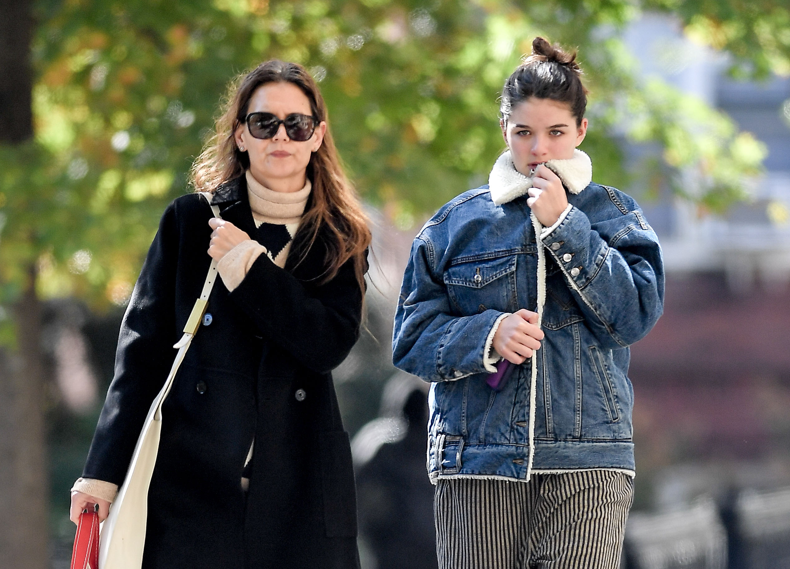 凱蒂荷姆絲（左）與女兒蘇莉（右）在紐約街頭，蘇莉看起來就像是母親年輕時的翻版。（東方IC）