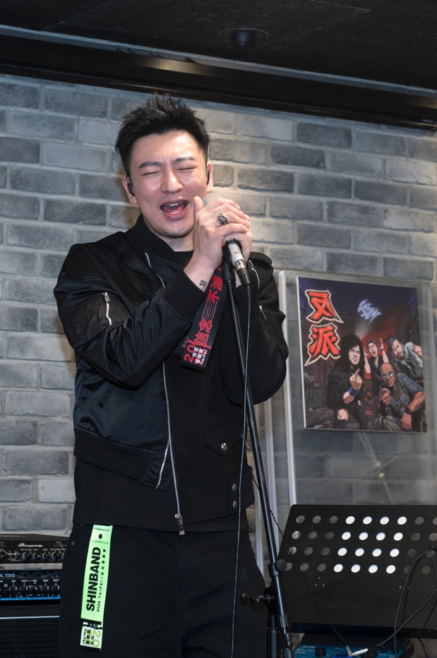 主唱飛鳴一直被拿來與前主唱蘇見信比較。（信世紀音樂）