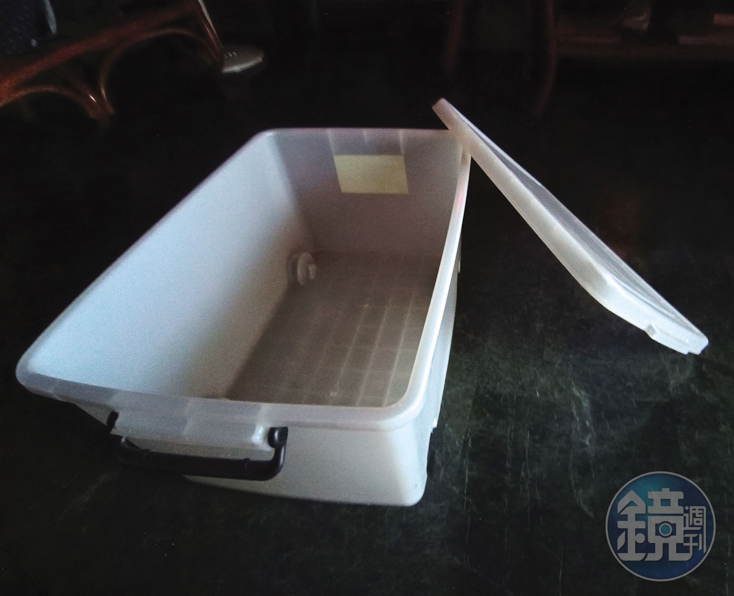 梁男與共犯將屍體放入白色整理箱，再搬到車上前往山區棄屍。（示意畫面）