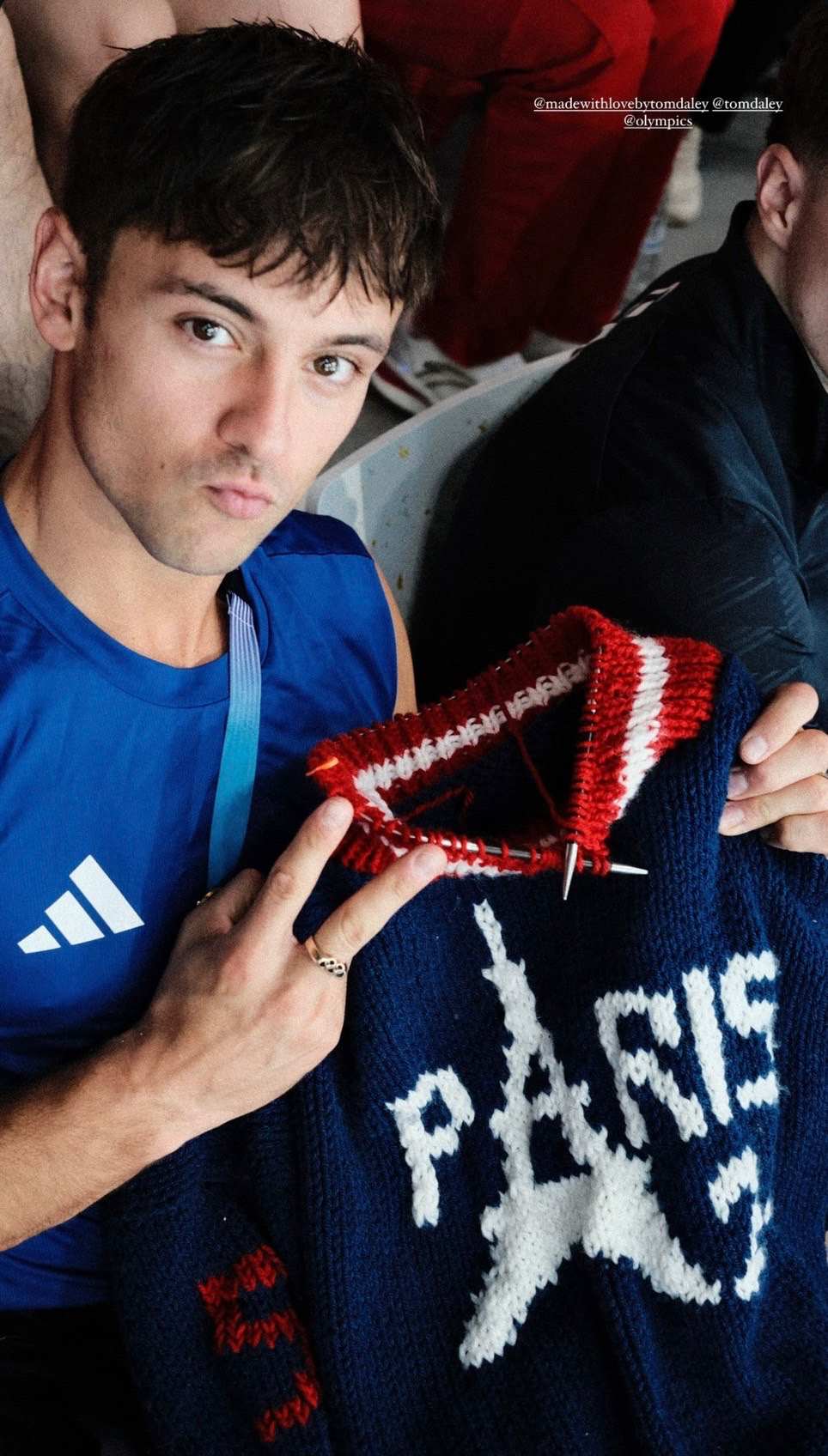 戴利展示毛衣成品。(Instagram@tomdaley)