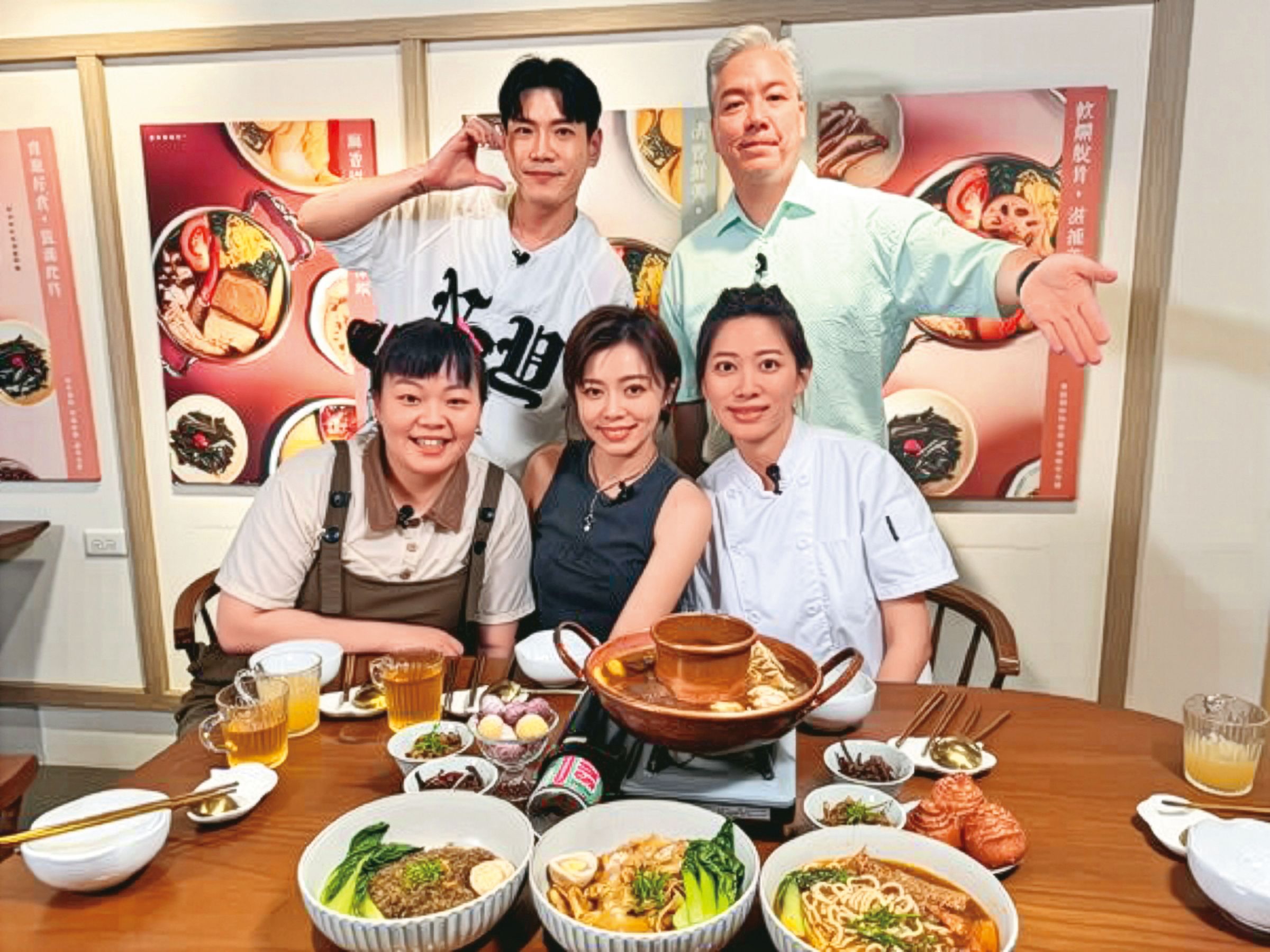 王瞳(前中)和宮美樂(前左)日前上《娛樂超skr》嘗美食,但她私下胃口不好。(民視提供)