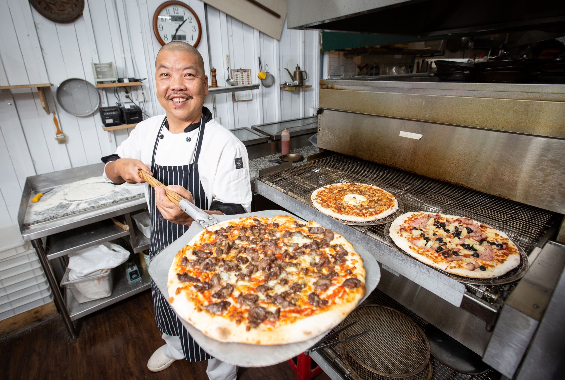 五星義式料理主廚謝宜榮創業三戰三敗，憑藉一手烤披薩功夫大叔第四次創業，現在PINO披薩餐廳月營收破百萬元，月淨利可達25萬元。