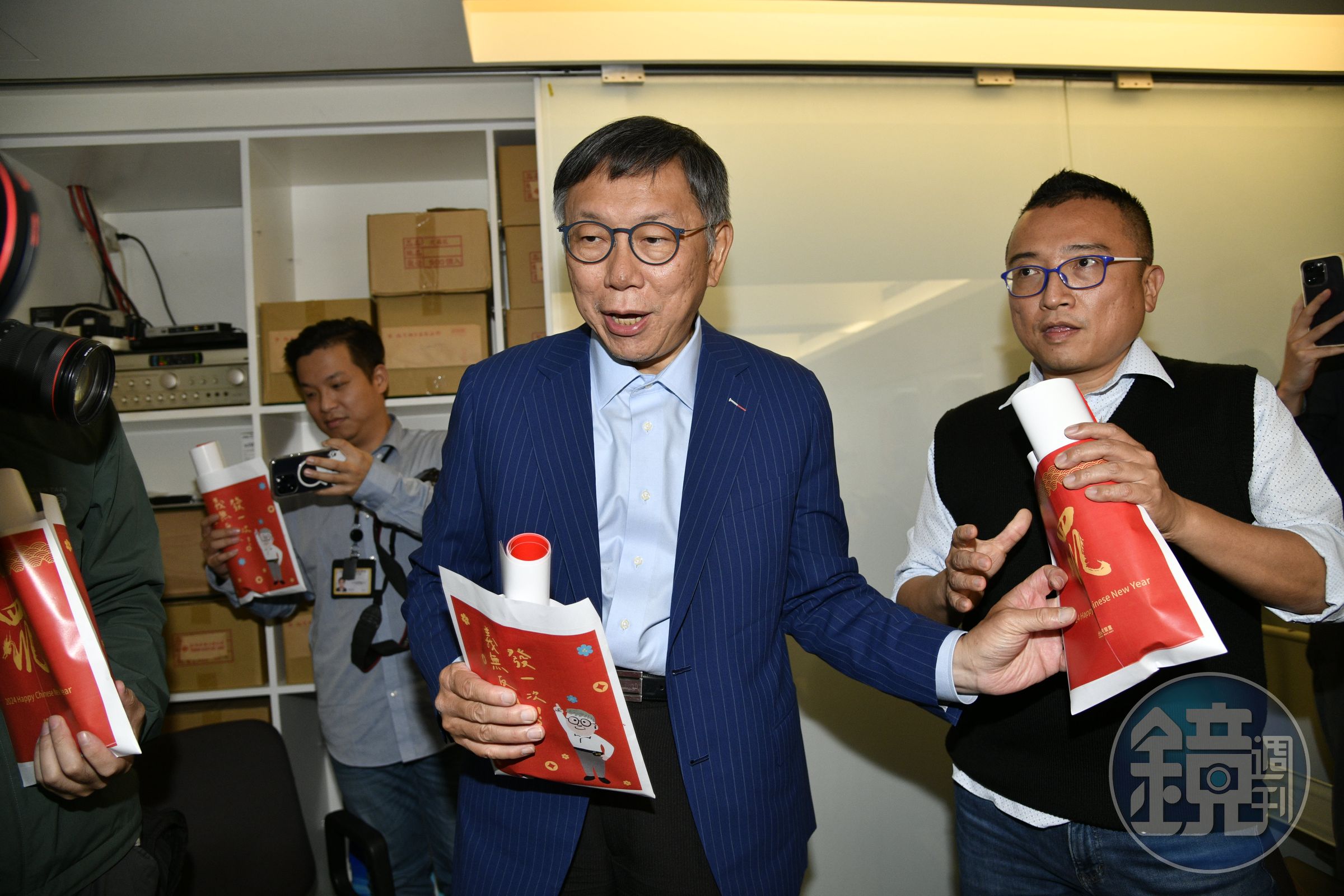 綠白近日為了「電話門」爭論不休,柯文哲今稱這是民進黨之媒體攻勢。圖為2日柯文哲龍年春聯小物記者會。