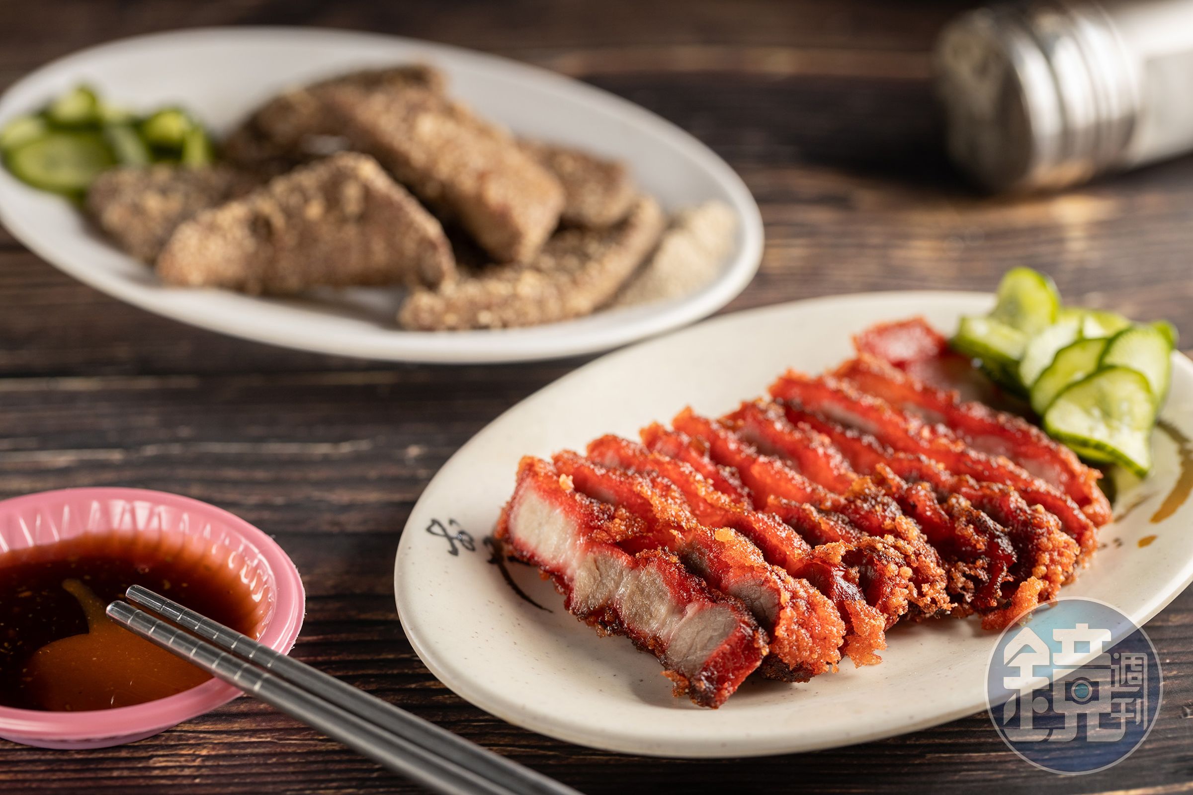 「紅燒肉」(前,65元/份)與「炸豬肝」(後,40元/份)是熱門菜色。