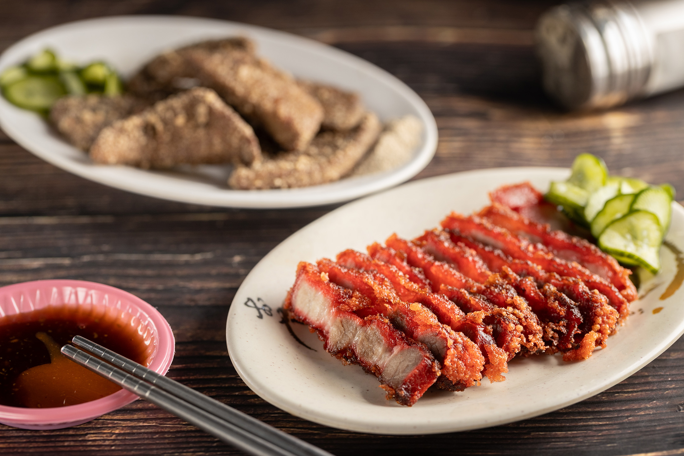 「紅燒肉」（前，65元／份）與「炸豬肝」（後，40元／份）是熱門菜色。