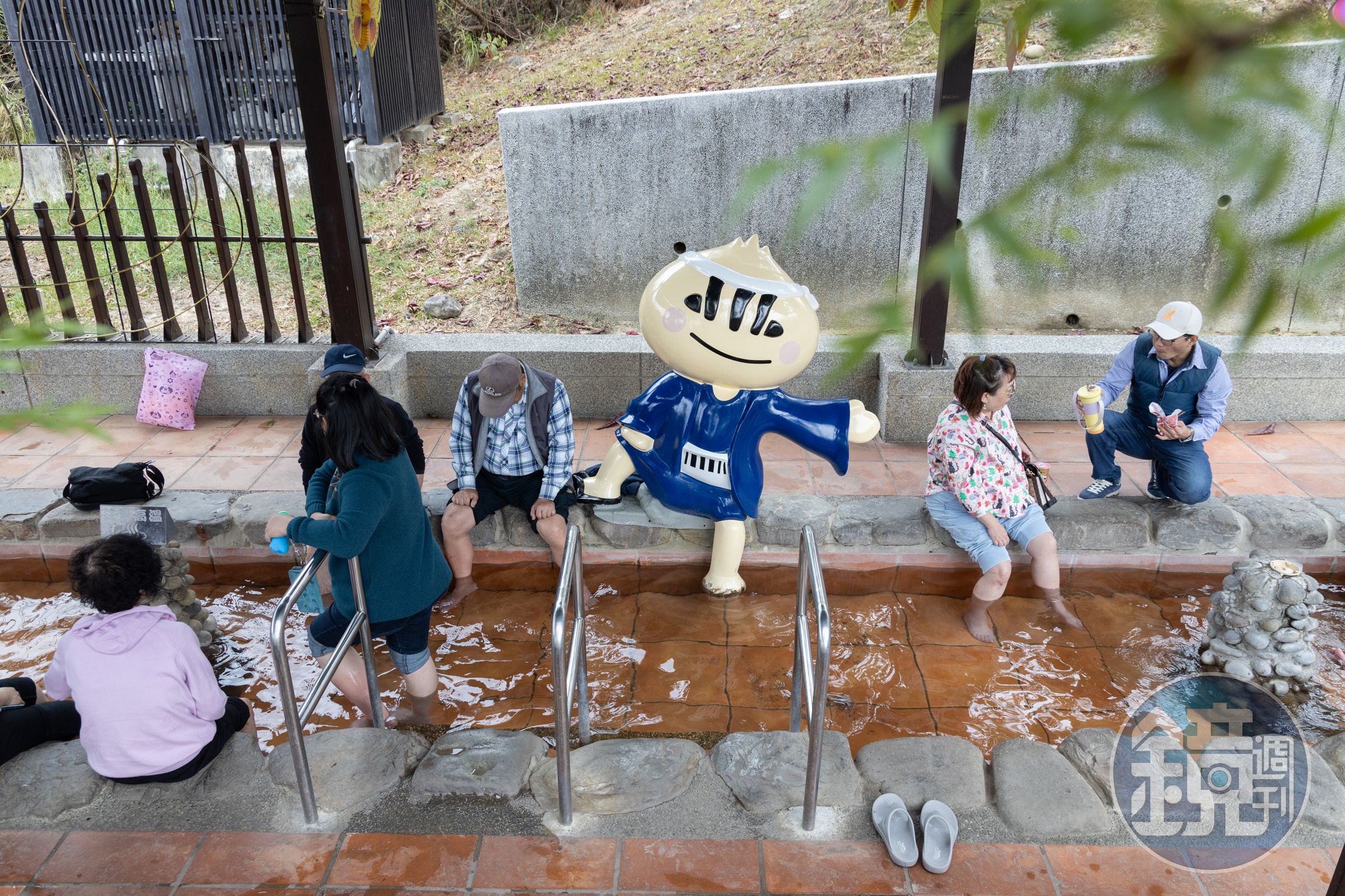 四重溪溫泉泉質屬鹼性碳酸氫鈉泉，公園內的免費泡腳池非常寬敞，可同時容納多人。