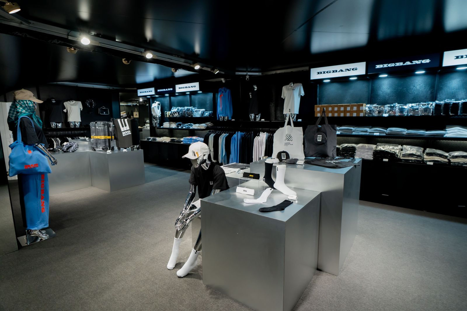BIGBANG台北快閃店集結超過40款周邊，從掛件、隨身鏡到T-SHIRT都能一次收藏。（Apop Taiwan提供）