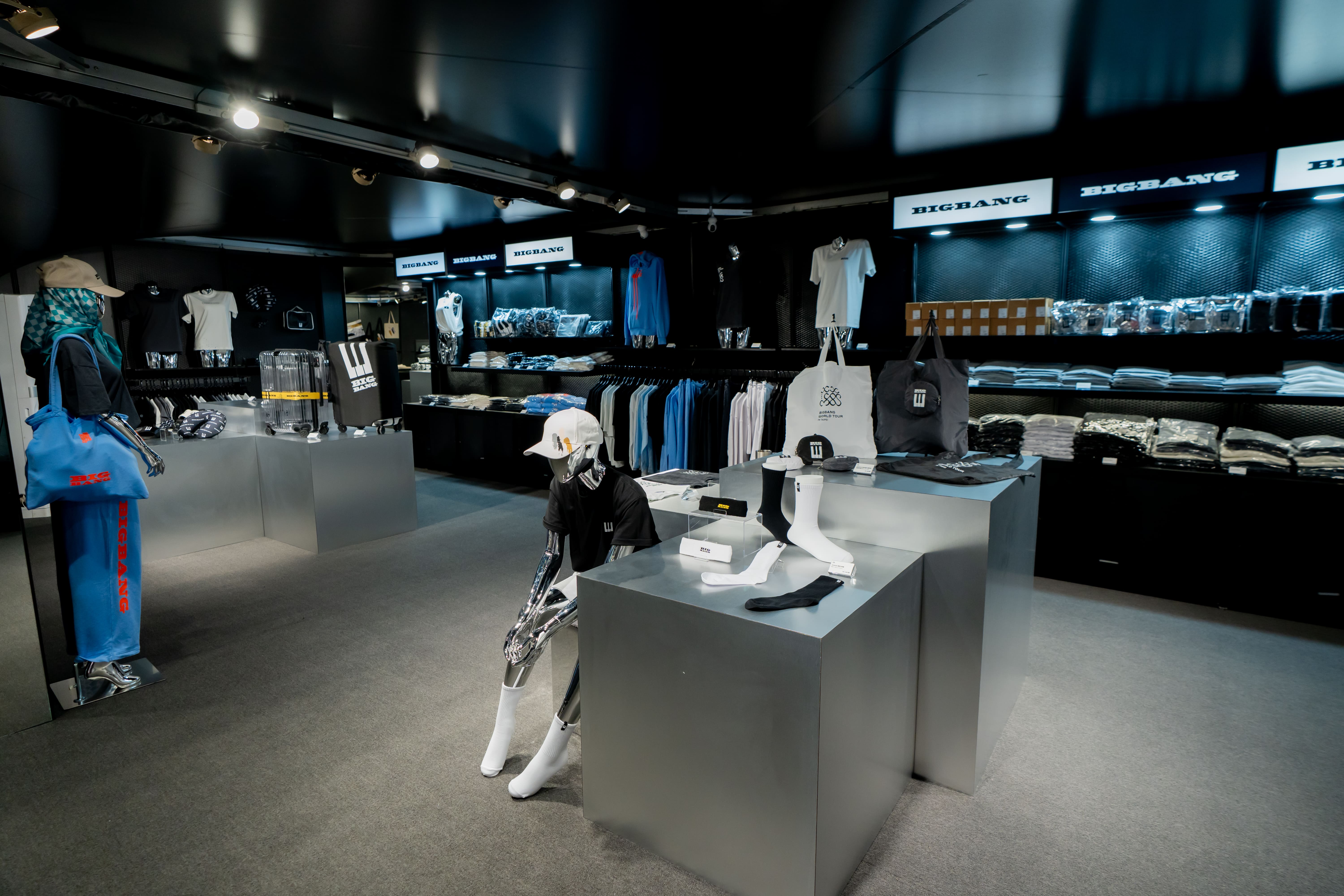BIGBANG台北快閃店集結超過40款周邊，從掛件、隨身鏡到T-SHIRT都能一次收藏。（Apop Taiwan提供）