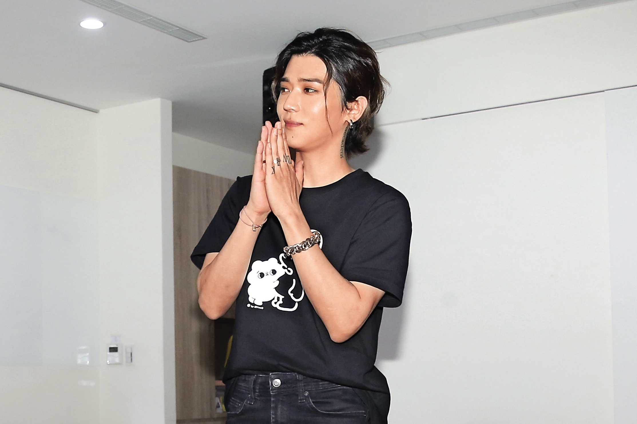 Bii畢書盡遭老東家老鷹音樂提告，指他提前解約，求償提前終止金3千萬元。