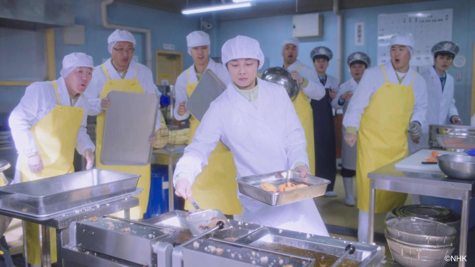 小池榮子點名第二集咖哩與第三集豆腐甜甜圈是《獄所三星主廚》必看美食，連演員都搶著品嚐。（Hami Video提供）