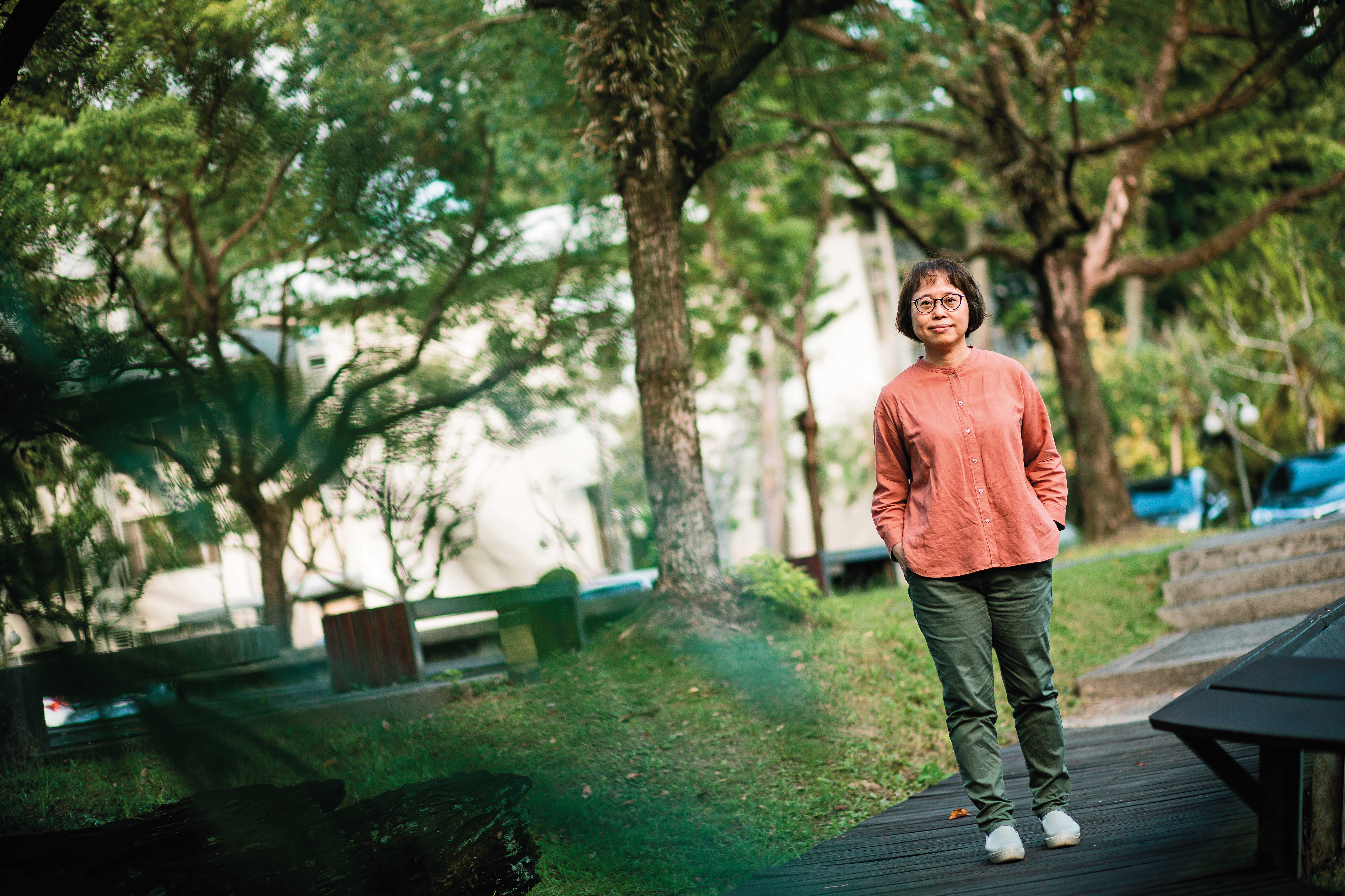 劉紹華是知名醫療人類學者，在疫情期間因頻繁公共發言受到關注。