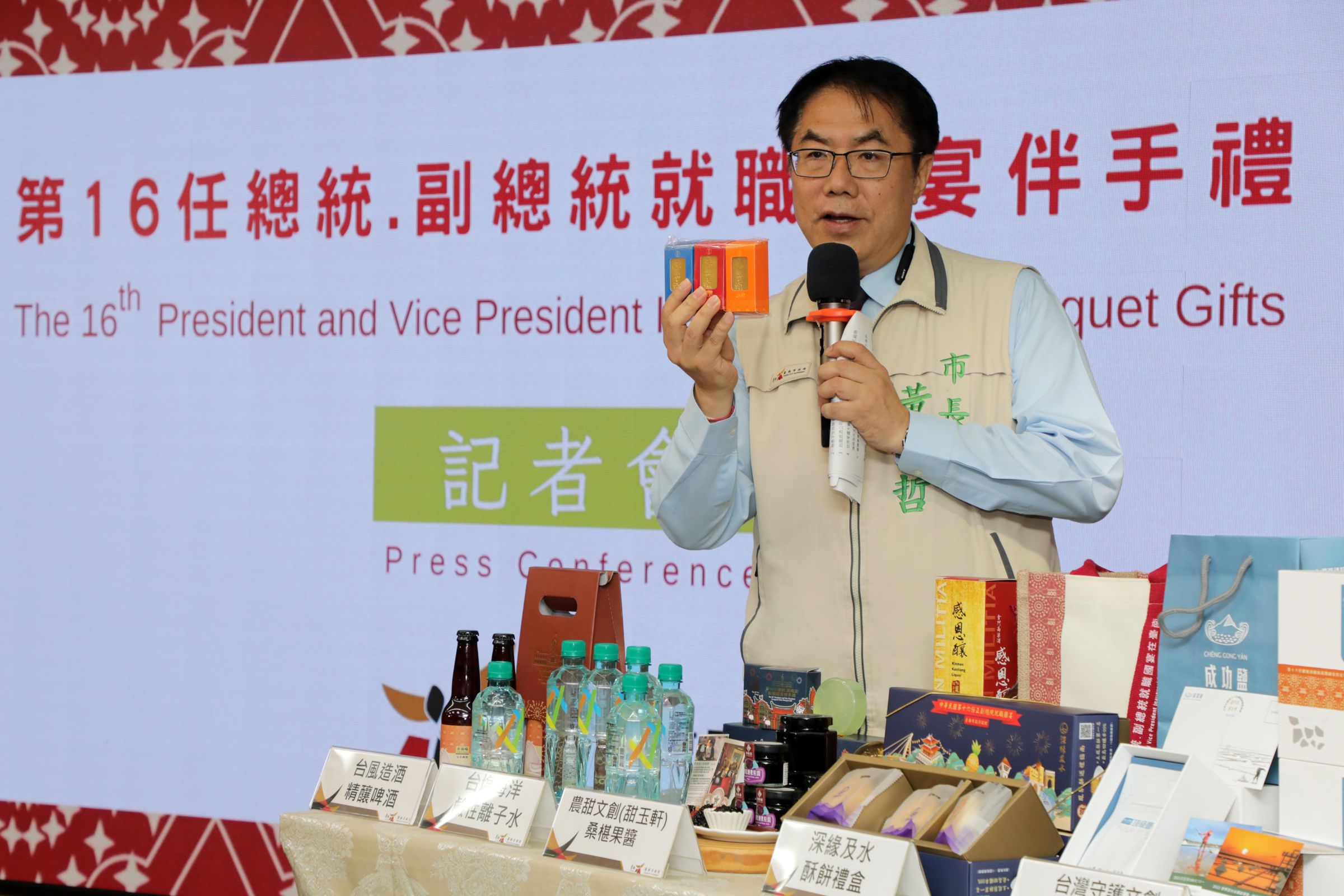 黃偉哲開箱國宴伴手禮,禮品皆出自台南在地知名廠商。(台南市府提供)