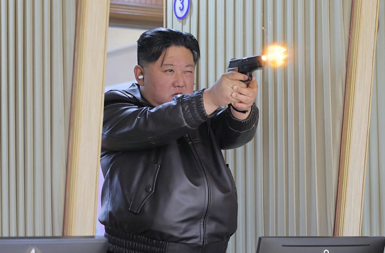 金正恩射擊後對武器表示滿意。(翻攝《朝中社》)