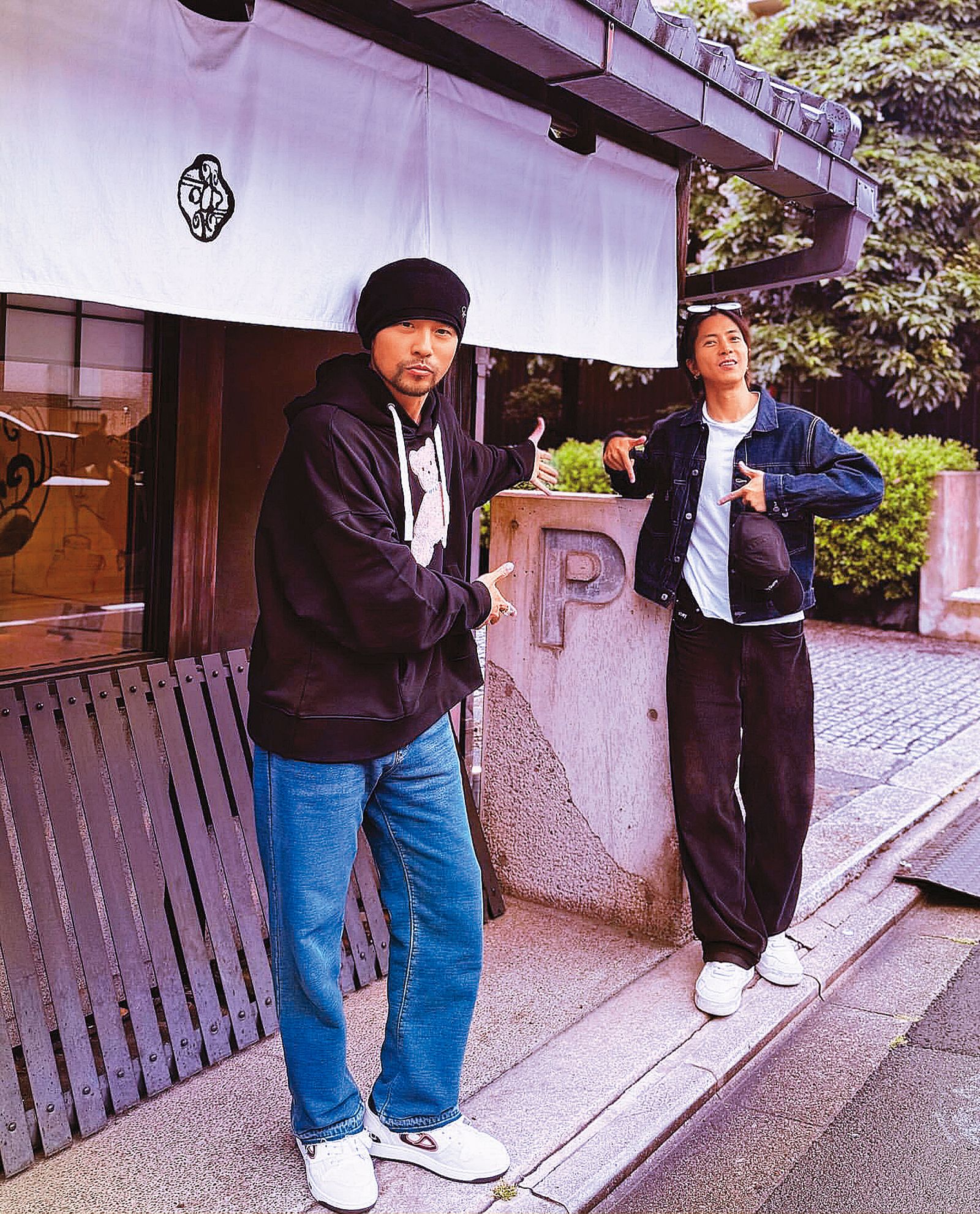 周杰倫(左)與山下智久(右)同遊日本京都,兩人走訪京都街道,感受當地風情。(翻攝自周杰倫IG)