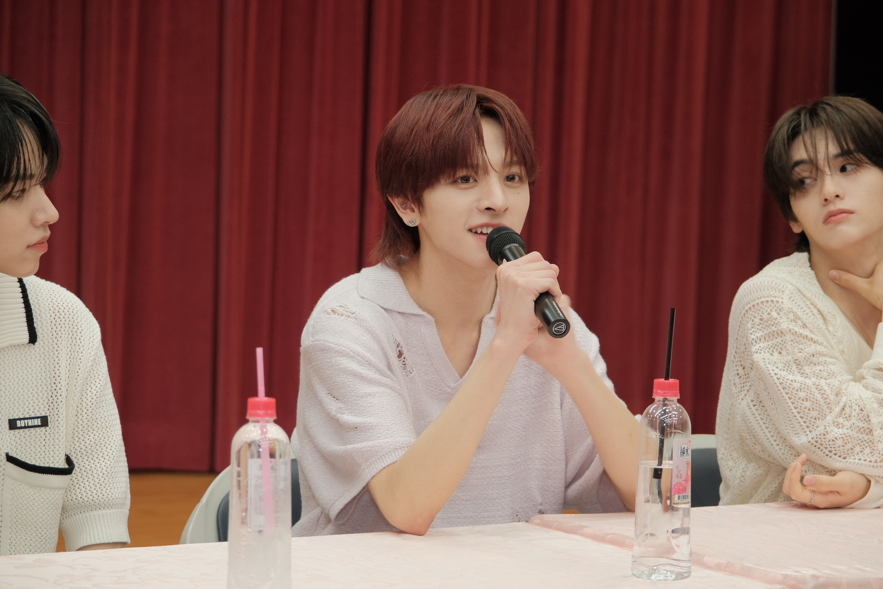 韓男團n.SSign首次來台活動，台籍成員方毅家笑說：「難得坐C位。」（AM STUDIO提供）