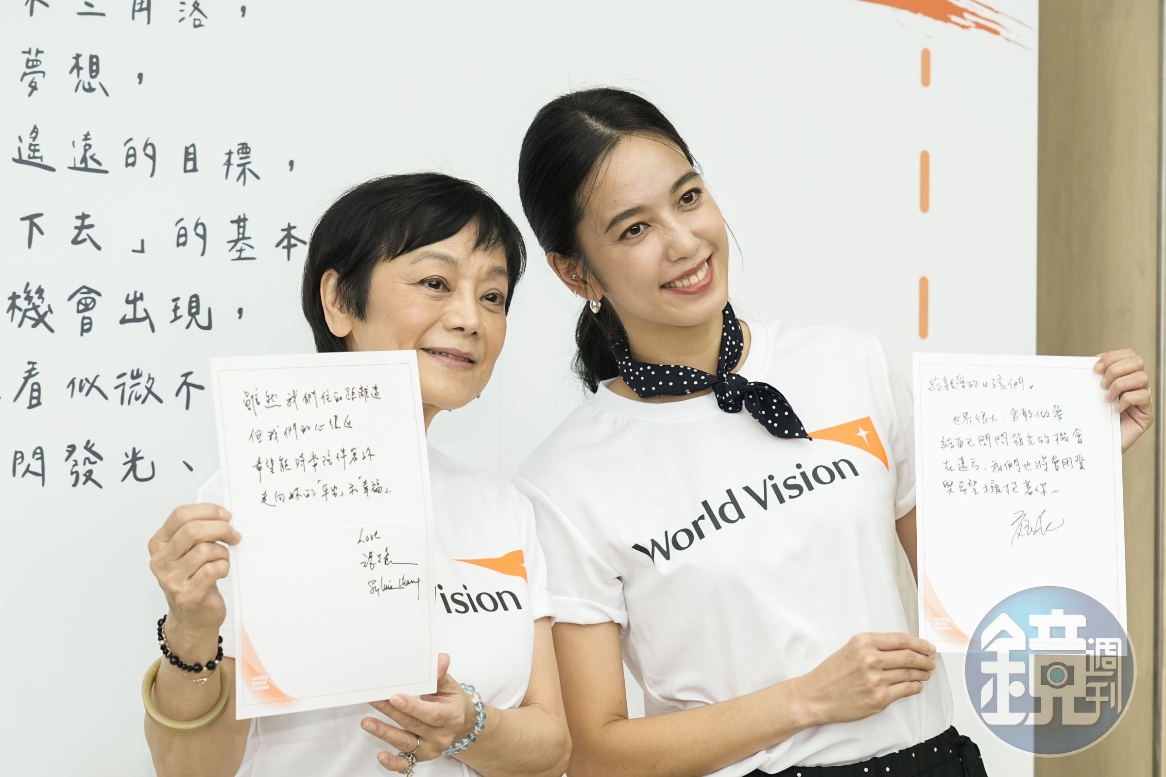 張艾嘉(左)與陳庭妮(右)於「夢想留言牆」寫下對女孩的祝福,呼籲大眾共同支持資助「1000女孩影像展」行動。