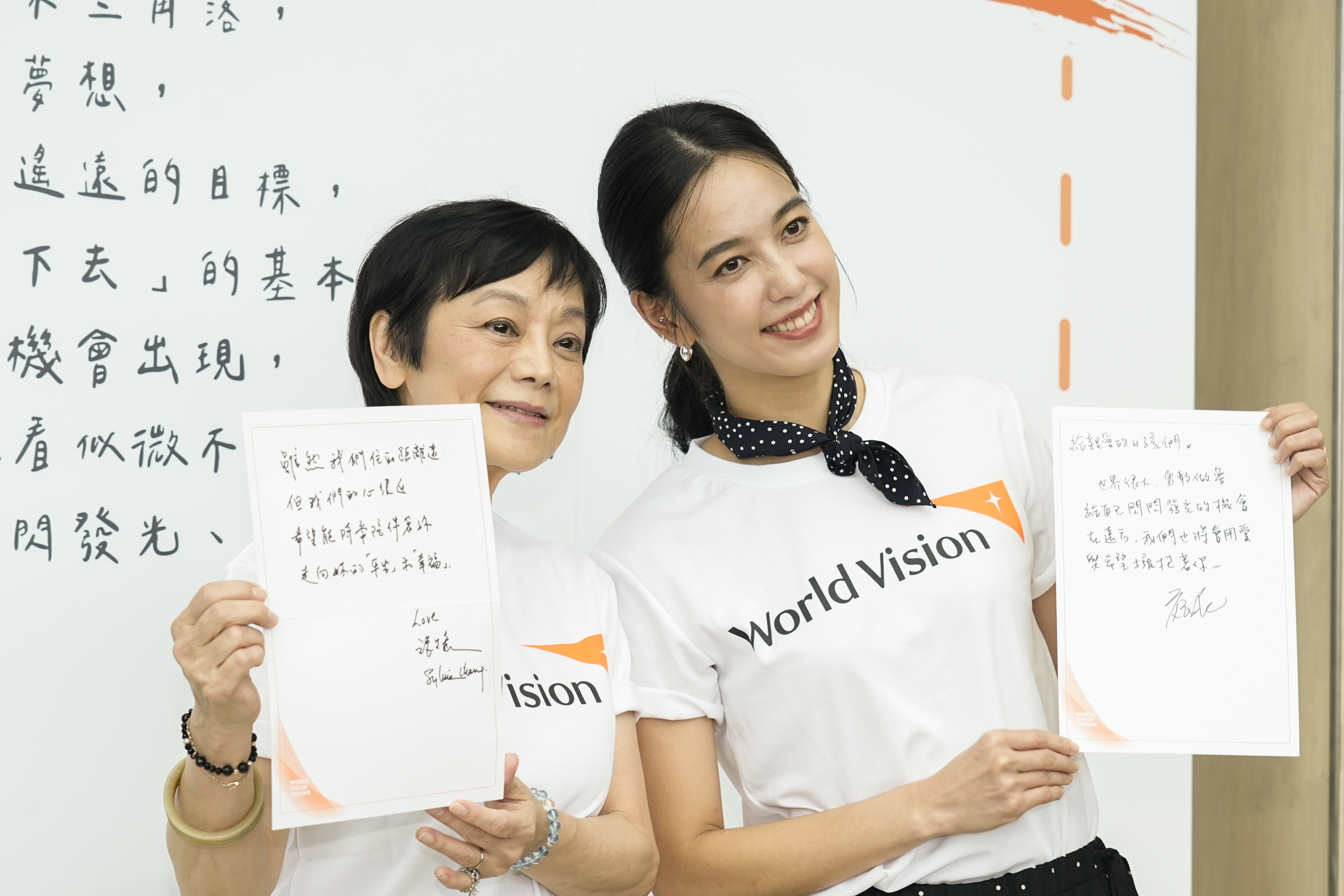 張艾嘉(左)與陳庭妮(右)於「夢想留言牆」寫下對女孩的祝福,呼籲大眾共同支持資助「1000女孩影像展」行動。
