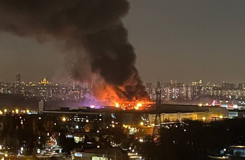 俄羅斯莫斯科郊外一處音樂廳22日晚間正在舉辦演唱會，突然有恐怖分子闖入持槍掃射並縱火。（翻攝自X）